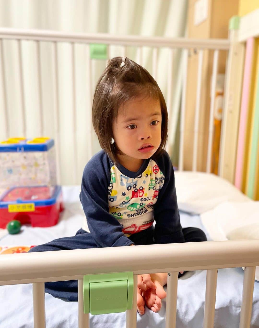 桜田聖子さんのインスタグラム写真 - (桜田聖子Instagram)「輝馬、脚の固定も身体の固定も外れて、点滴も取れて自由の身になりました😊  色々と順調ではあるんだけど、昨夜は夜中に39度まで熱があがり、今日もだいたい38度台🤒  全身麻酔でカテーテルを血管から入れてる訳だから、身体に負担はかなりあるだろうし、そのせいで発熱する事もあるらしいけど、我が家に関してはインフルエンザも可能性としてあるので、なんとも微妙なところ💦  私も朝から微熱で、身体と頭が重たーい😮‍💨  インフルなのか、疲れなのか🥲  明日は退院できるので、早くおウチのベッドでゆっくり寝たいです💤  とりあえず、熱こそあるけど、一応(？)順調です😊  #downsyndrome #specialneeds #trisomy21 #ダウン症 #ダウン症候群 #トリソミー21 #4歳8ヶ月 #成長記録 #生まれてきてくれてありがとう  #心室中隔欠損症  #男の子ママ  #男の子 #boy #ダウン症ボーイ #trisomy21boy」10月26日 17時02分 - seikosakurada