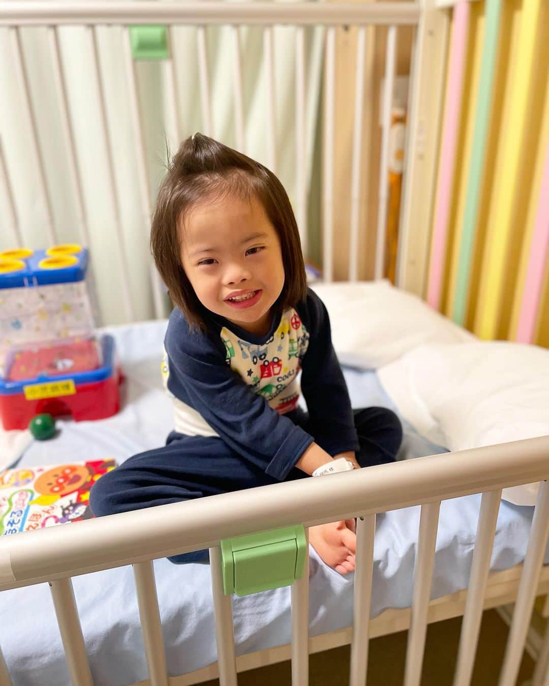 桜田聖子さんのインスタグラム写真 - (桜田聖子Instagram)「輝馬、脚の固定も身体の固定も外れて、点滴も取れて自由の身になりました😊  色々と順調ではあるんだけど、昨夜は夜中に39度まで熱があがり、今日もだいたい38度台🤒  全身麻酔でカテーテルを血管から入れてる訳だから、身体に負担はかなりあるだろうし、そのせいで発熱する事もあるらしいけど、我が家に関してはインフルエンザも可能性としてあるので、なんとも微妙なところ💦  私も朝から微熱で、身体と頭が重たーい😮‍💨  インフルなのか、疲れなのか🥲  明日は退院できるので、早くおウチのベッドでゆっくり寝たいです💤  とりあえず、熱こそあるけど、一応(？)順調です😊  #downsyndrome #specialneeds #trisomy21 #ダウン症 #ダウン症候群 #トリソミー21 #4歳8ヶ月 #成長記録 #生まれてきてくれてありがとう  #心室中隔欠損症  #男の子ママ  #男の子 #boy #ダウン症ボーイ #trisomy21boy」10月26日 17時02分 - seikosakurada