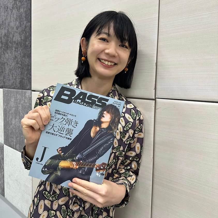 関根史織のインスタグラム：「さっき事務所に行ったら ベースマガジン11月号が届いてた  ピック弾き特集で 中尾憲太郎さん @nakaokentaro と対談しました  嬉しかったのでこの号は大事にとっておこうと思います  良かったら見てみてください  #bassmagazine  #ベースマガジン」