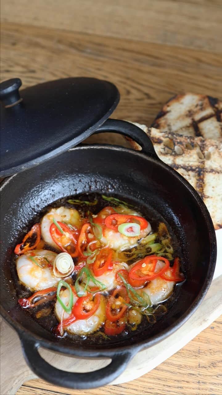 ゴードン・ラムゼイのインスタグラム：「Check out @gordonramsaybarandgrill’s gambas pil pil – made with garlic, chilli and lemon – delicious !」