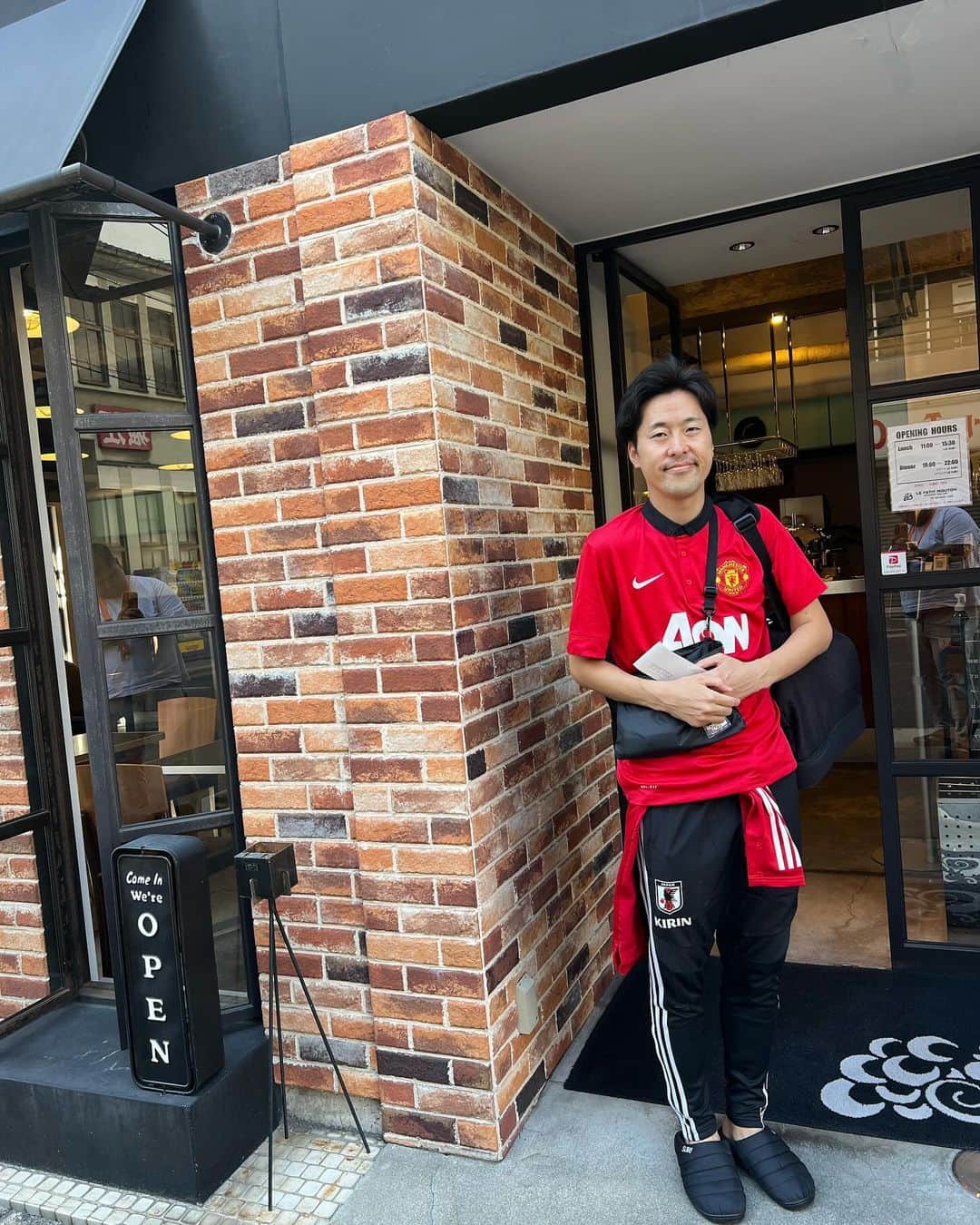 池田真一のインスタグラム：「先日こうへいさんがサッカー終わりに激うまランチ連れてってくれました！ 会計の時に店員さんがこうへいにカードお返ししますと言った時何故かこうへいさんが｢うぃー！！｣と言って受け取ってしまいそのまま大きい声で｢ご馳走様でした！！ありがとうございました！！｣と言って元々そういう奴のフリをしたそうです😂 こうへいさんいつもありがとうございます！」