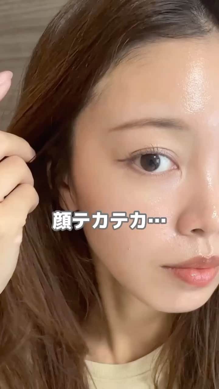 MERY BEAUTYのインスタグラム：「テカりを抑えるベースメイク方法をご紹介✨  こんにちは！ 垢抜けメイクが得意なアヤミです◎  涼しくなってきたけどまだ顔テカる😭 そんな方におすすめのベース方法を紹介します✨  ①いつも通り下地とファンデを塗る  ②フェイスパウダーをスポンジにとって テカりやすいところにたっぷりのせる  この時のパウダーはプレストタイプでなく ルース状のものを使ってください💡 どんなパウダーでも良いけど、 色のつかないクリアタイプがおすすめ◎  ③そのまま5分くらい放置している間に アイメイクなど済ます  ④大きめのブラシで粉をはらって完成！ ※粉がまつけが眉毛にのりやすいから気をつけてね  これだけでサラッサラの肌に仕上がるので ぜひお試しください◎  movie by @ayami.0624  #メイク動画#メイクテクニック#ベースメイク#メイク崩れ#フェイスパウダー」