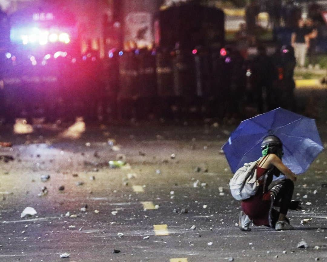 AFP通信さんのインスタグラム写真 - (AFP通信Instagram)「AFP Photo 📷 @rcisneros507 - Demonstrators clash with riot police during a protest against the contract for the Canadian mining company FQM in Panama City on October 25, 2023. ⁣ ⁣ Demonstrators and police clashed Tuesday in Panama as protests over a copper mine spilled into their fifth day, with President Laurentino Cortizo vowing he would prosecute acts of "vandalism." ⁣ ⁣ The protesters are concerned about potential environmental damage from operations at the mine owned by First Quantum, a Canadian firm and one of the biggest copper extractors in the world. After protests erupted on Friday and continued over the weekend, demonstrators had yet to let up by Tuesday in Panama City and in other provinces.」10月26日 17時08分 - afpphoto