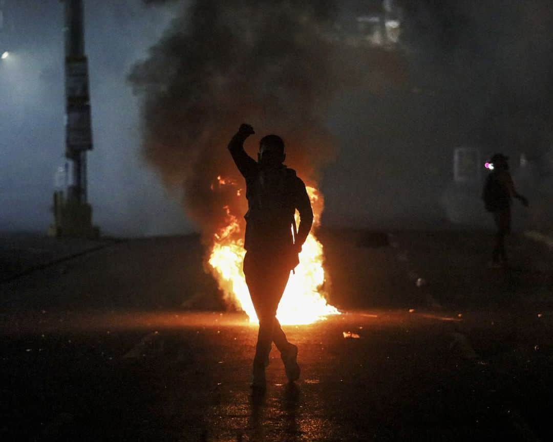 AFP通信さんのインスタグラム写真 - (AFP通信Instagram)「AFP Photo 📷 @rcisneros507 - Demonstrators clash with riot police during a protest against the contract for the Canadian mining company FQM in Panama City on October 25, 2023. ⁣ ⁣ Demonstrators and police clashed Tuesday in Panama as protests over a copper mine spilled into their fifth day, with President Laurentino Cortizo vowing he would prosecute acts of "vandalism." ⁣ ⁣ The protesters are concerned about potential environmental damage from operations at the mine owned by First Quantum, a Canadian firm and one of the biggest copper extractors in the world. After protests erupted on Friday and continued over the weekend, demonstrators had yet to let up by Tuesday in Panama City and in other provinces.」10月26日 17時08分 - afpphoto