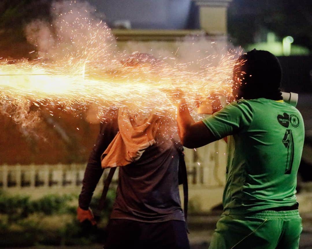 のインスタグラム：「AFP Photo 📷 @rcisneros507 - Demonstrators clash with riot police during a protest against the contract for the Canadian mining company FQM in Panama City on October 25, 2023. ⁣ ⁣ Demonstrators and police clashed Tuesday in Panama as protests over a copper mine spilled into their fifth day, with President Laurentino Cortizo vowing he would prosecute acts of "vandalism." ⁣ ⁣ The protesters are concerned about potential environmental damage from operations at the mine owned by First Quantum, a Canadian firm and one of the biggest copper extractors in the world. After protests erupted on Friday and continued over the weekend, demonstrators had yet to let up by Tuesday in Panama City and in other provinces.」
