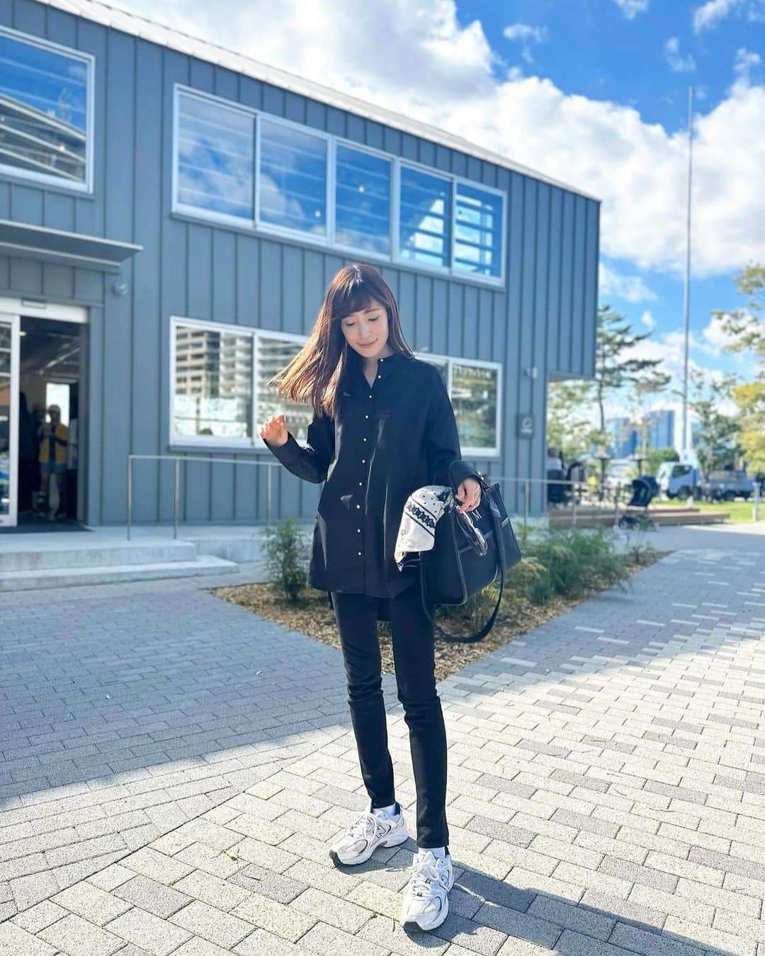 小林真由のインスタグラム：「@chiharukoshiba さん親子と遊んだ日♡ 4時間があっという間で子供達も私も楽しかった〜 帰り際、1人が帰ってくると1人がまた遊びに行き..がエンドレスに続きコントかと思うほど😂🍇 ⁡そろそろ帰ろう〜🫨を50回は言った気がする😂  ⁡ パールが可愛い @tsurubymarikooikawa のシャツと 軽くて使いやすさNO.1の @napa_jp_official のバッグ。 ⁡ shirt: #tsurubymarikooikawa  pants: #yanuk  bag: #napa  sneaker: #newbalance  ⁡ ⁡ #ファッション #コーデ #ママコーデ #女の子ママ #男の子ママ #ママライフ #コーディネート #４歳 #3歳 #二人育児」