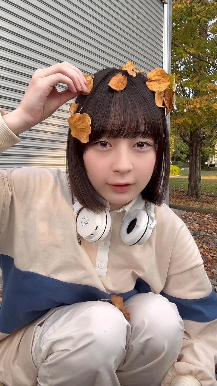 比嘉ゆめののインスタグラム：「落ち葉vsゆめの🍂」