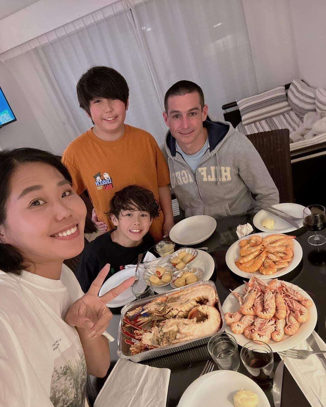 のインスタグラム：「小孩放假兩週✌🏻 我們一家來西北法玩（Quiberon） 開車1250公里~來體驗不同的建築跟海景🥰 南法的房子是暖色調 北法的屋頂通常是黑色為主 光城市氛圍就完全不同 氣候部分也不同  這裡盛產海鮮 藍龍蝦、生蠔、貽貝、蜘蛛蟹、海螯蝦、蛤蜊，應有盡有🤩 愛吃海鮮的我怎能不大快朵頤一番😋 也讓孩子體驗親手捕撈的樂趣 大人小孩都盡興❤️  喜歡海鮮 我非常推薦這個地方✌🏻」