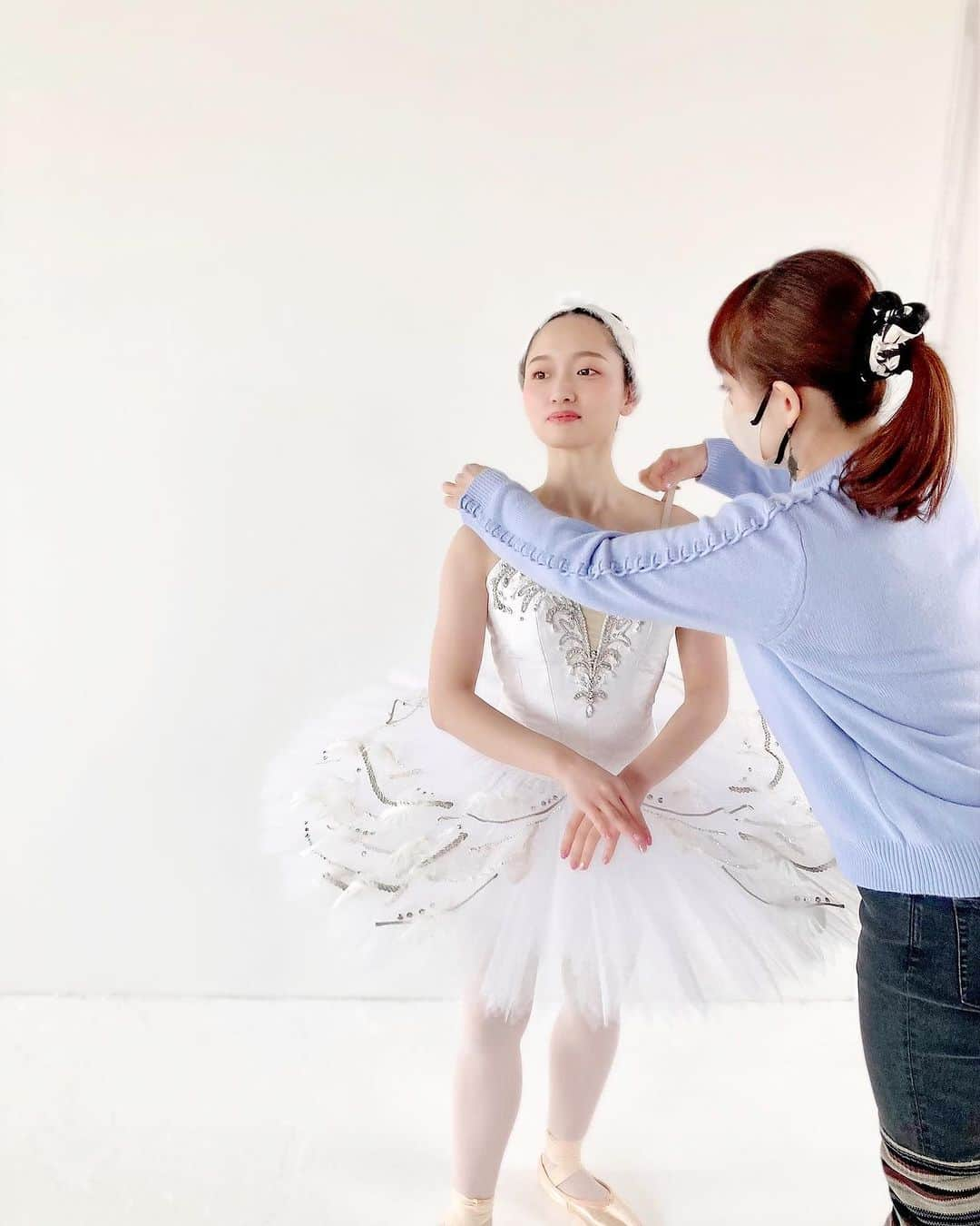 松浦景子のインスタグラム：「「白鳥の湖」オデットの衣裳似合わぬ 私がやったら爆笑の湖になってまう  #バレエ大好き 私の2冊目の書籍 #バレエあるある　の一部 全国書店またはオンライン販売へGO」