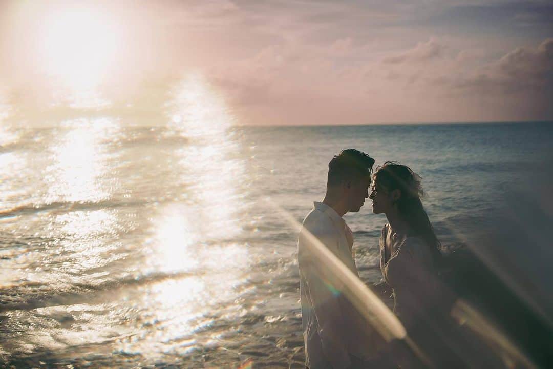 ラヴィ•ファクトリーのインスタグラム：「. 【写真で叶える結婚式】 . こちらのお写真は @guppy_photograph さんから リグラムさせていただきました✨  夕日が美しい海辺でのロケーションフォト📸 撮る時間によって さまざまな表情をみせるサンセット🪄 どの瞬間もかけがえのない思い出に🤍 . —————— @laviefactoryをフォローして #laviefactory #ラヴィファクトリー のハッシュタグをつけて お写真を投稿してみてくださいね✳︎ . こちらの公式IG（@laviefactory） で取り上げさせていただきます✨ . 思わず笑顔になれるハートのある 「家族写真」はラヴィクルール* >>>@laviecouleur_official . #wedding #weddingphotography #photo #ハートのある写真 #instawedding #結婚写真 #ウェディング #ウェディングフォト #撮影指示書 #ロケーションフォト #前撮り#写真好きな人と繋がりたい #フォトウェディング #卒花 #後撮り #ウェディングニュース #前撮り小物 #前撮りフォト #前撮りアイテム #ウェディング撮影 #撮影構図 #前撮りアイディア #撮影指示書 #花嫁コーディネート #洋装ロケフォト #サンセット #サンセットフォト #海辺フォト」