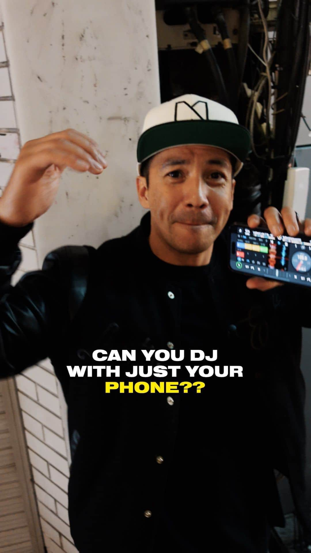 レイドバック・ルークのインスタグラム：「Can you DJ with only your phone? Laidback Luke shows us how 🤯  #laidbackluke #dj #vivid #djvivid #djing #edmdj #hiphopdj #electrohouse #spinninrecords #mainstage #rave」