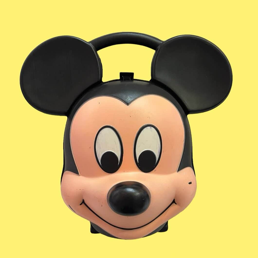 おもちゃやSPIRALのインスタグラム：「Vintage Mickey Mouse Lunch Box入荷しました！  中に水筒はないですが、状態◎です✨」