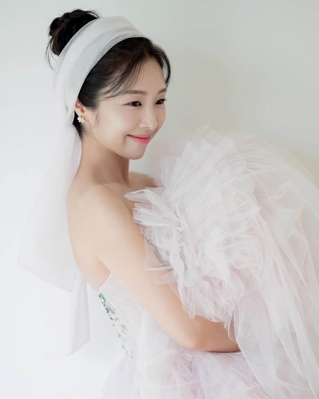 のインスタグラム：「_  나리신부님 사진으로만 열장을 꽉꽉 채워도 부족해요 .. 부족하다구요 🥹  그래서 곧 또 올릴 거예요 잘 나온 사진이 너무 많으니깐요 @ean_yoo 🙆🏻‍♀️  어떤 악세사리도 모두 다 소화해주시는 우리 공주 정말 귀염둥이 사랑둥이 매력덩어리 + 내 사랑 나리신부님  애기 빨리 만들어서 ? 또 빨리 만나자고 하셨으니 저 조금만 기다릴께요 💪🏻 . . . . . . . . #웨딩플래너고은미 #르웨딩플랜 #곰미플 #곰브라이드」