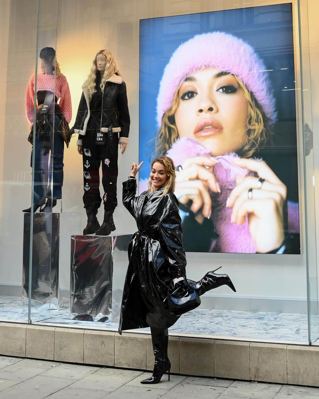リタ・オラさんのインスタグラム写真 - (リタ・オラInstagram)「Little visit to the @primark flagship store in London yesterday! ✨ Still a pinch me moment seeing the window display and the collection on the shelves and most importantly meeting all you lovely people!!! 🫶💕 Big news coming soooon!! 👀  🎥 @firmativemedia」10月26日 17時28分 - ritaora
