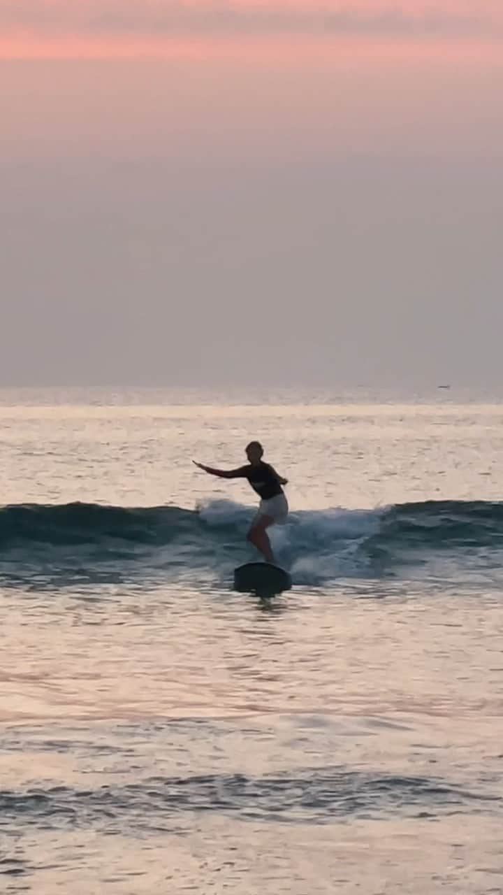 ジェニファー・ラヘル・ナタシャのインスタグラム：「yesterday was fun✨🌊🏄🏻‍♀️ niat nya sih mau duduk cantik enjoy sunset eh malah jadi coba surfing, dasar aries! 😂」