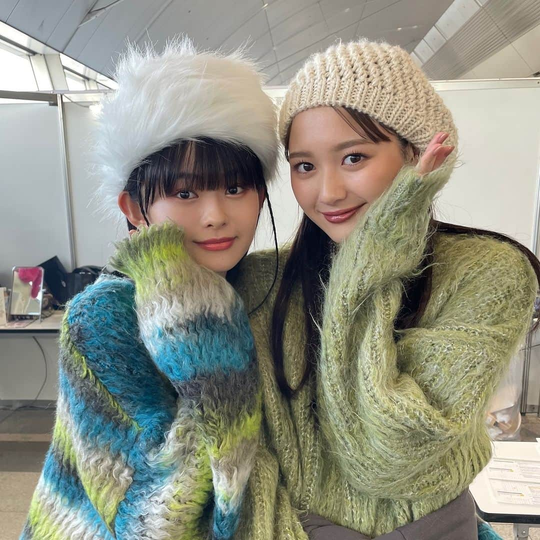 Seventeenさんのインスタグラム写真 - (SeventeenInstagram)「秋ファッションなきのしお💙💚 WEGOのモケモケのざっくりニットがお似合い😽  この日もくっついて行動していたふたり👩‍❤️‍👩 仲の良さが写真からも伝わってくる〜💕  #RakutenGirlsAward2023AUTUMNWINTER #ガルアワ  #イベント #Seventeen #セブンティーン  #WEGO #セブンティーンモデル #STモデル #STモ #jk #jc  #可愛い女の子 #オフショット #舞台裏 #藤村木音 #加藤栞」10月26日 17時30分 - seventeenjp_mag