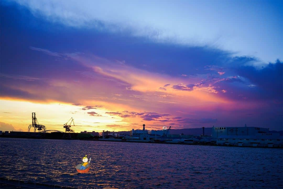 Osaka Bob（大阪観光局公式キャラクター）のインスタグラム：「The beautiful sea view right next to Kaiyukan👍 Osaka Port offers stunning sunsets, making it a perfect way to end your visit to the aquarium😂  海遊館からすぐそばの海の景色👍 大阪港は夕日がきれくて、海遊館でお魚みた後は外で景色みるの最高やな😂   —————————————————————  #maido #withOsakaBob #OSAKA #osakatrip #japan #nihon #OsakaJapan #大坂 #오사카 #大阪 #Оsака #Осака #โอซาก้า #大阪観光 #sightseeing #Osakatravel #Osakajepang #traveljepang #osakatravel #osakatrip#海遊館"」