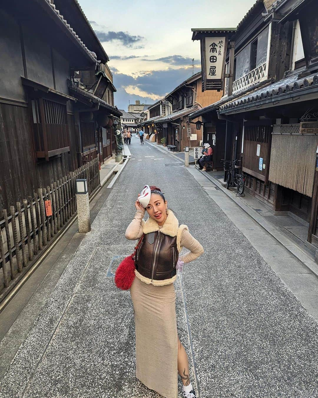 JASMINEさんのインスタグラム写真 - (JASMINEInstagram)「岡山県倉敷市に初めて降り立った🍶🏮⚔️  なんで素敵な街並み、、、ゴクリ。  るろうに剣心ごっこし放題で、 「前世が人斬り抜刀斎だっただけあってあの頃の記憶が蘇ってきてしまう🗡️」  ってゆう妄想に浸ることができた。」10月26日 17時31分 - jasmilicious