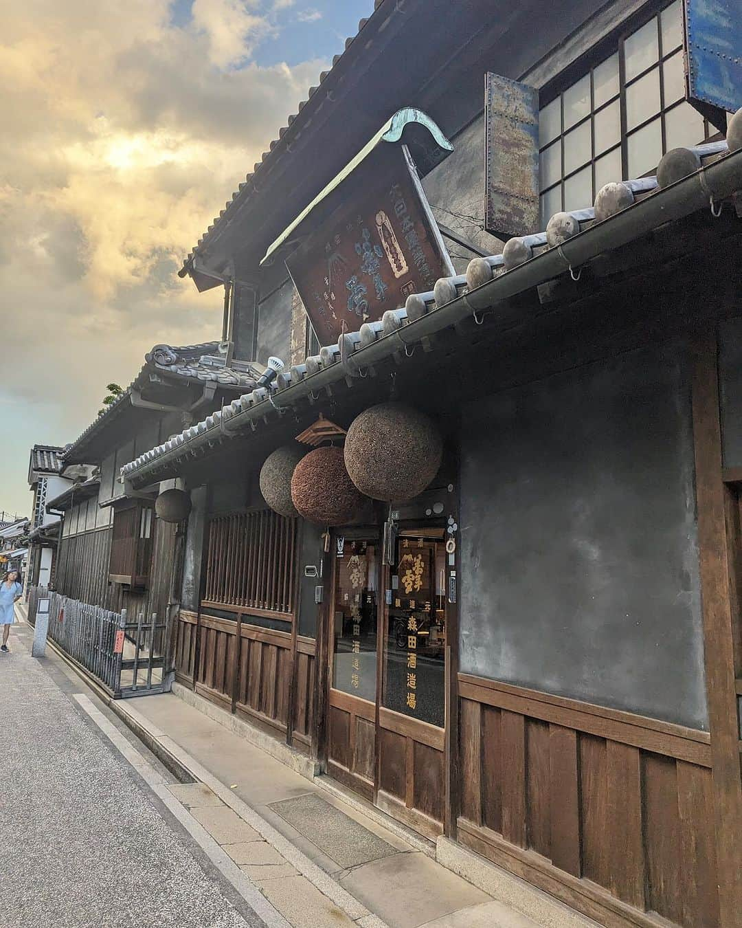 JASMINEさんのインスタグラム写真 - (JASMINEInstagram)「岡山県倉敷市に初めて降り立った🍶🏮⚔️  なんで素敵な街並み、、、ゴクリ。  るろうに剣心ごっこし放題で、 「前世が人斬り抜刀斎だっただけあってあの頃の記憶が蘇ってきてしまう🗡️」  ってゆう妄想に浸ることができた。」10月26日 17時31分 - jasmilicious