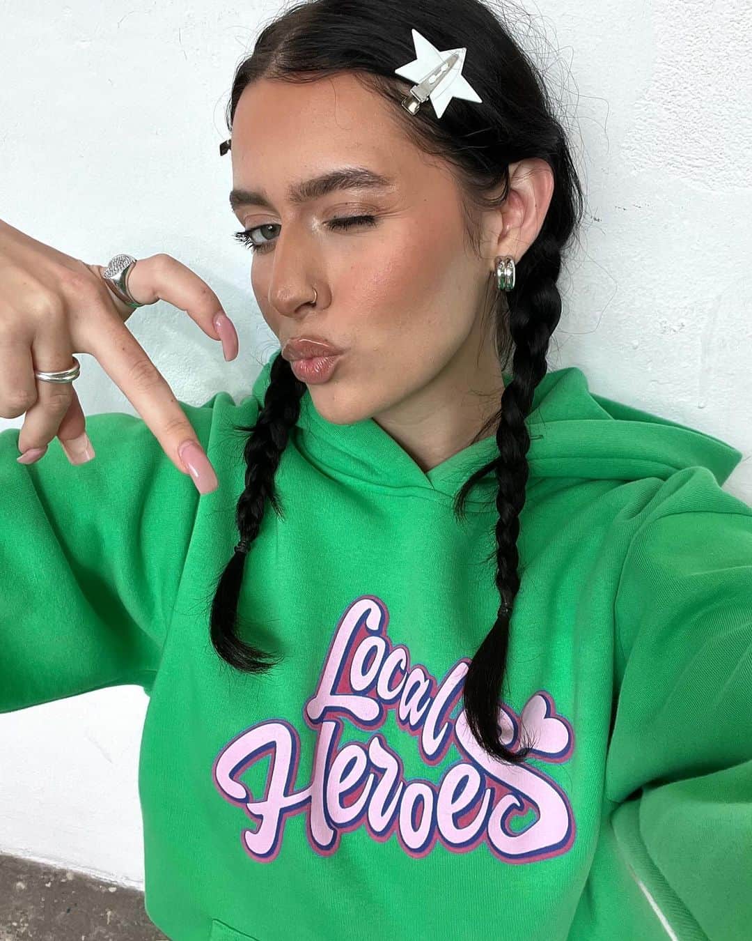 LOCAL HEROESさんのインスタグラム写真 - (LOCAL HEROESInstagram)「long story short, OH BABY hoodies are dropping today!  6:00 PM CET free gift at the end, kisses :**」10月26日 17時33分 - localheroes