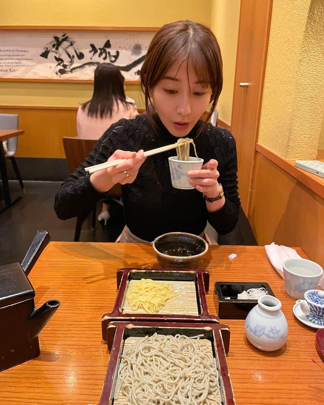 小宮山雄飛さんのインスタグラム写真 - (小宮山雄飛Instagram)「僕が板わさでビールを飲んでいる間に 牡蠣汁せいろ、炊き込みご飯、二色もりを平らげていた人。 あ、板わさも半分は食べられてた！ #田中みな実 #日本蕎麦　#せいろ  #ホフディラン #蕎麦飲み」10月26日 17時36分 - yuhikomiyama