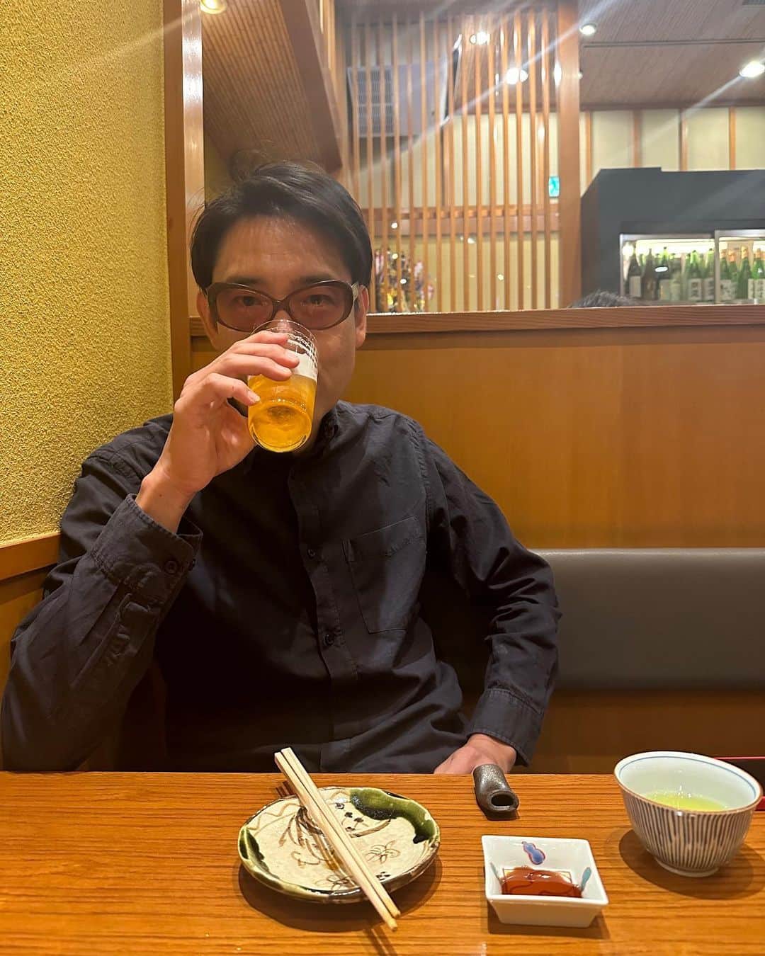 小宮山雄飛さんのインスタグラム写真 - (小宮山雄飛Instagram)「僕が板わさでビールを飲んでいる間に 牡蠣汁せいろ、炊き込みご飯、二色もりを平らげていた人。 あ、板わさも半分は食べられてた！ #田中みな実 #日本蕎麦　#せいろ  #ホフディラン #蕎麦飲み」10月26日 17時36分 - yuhikomiyama