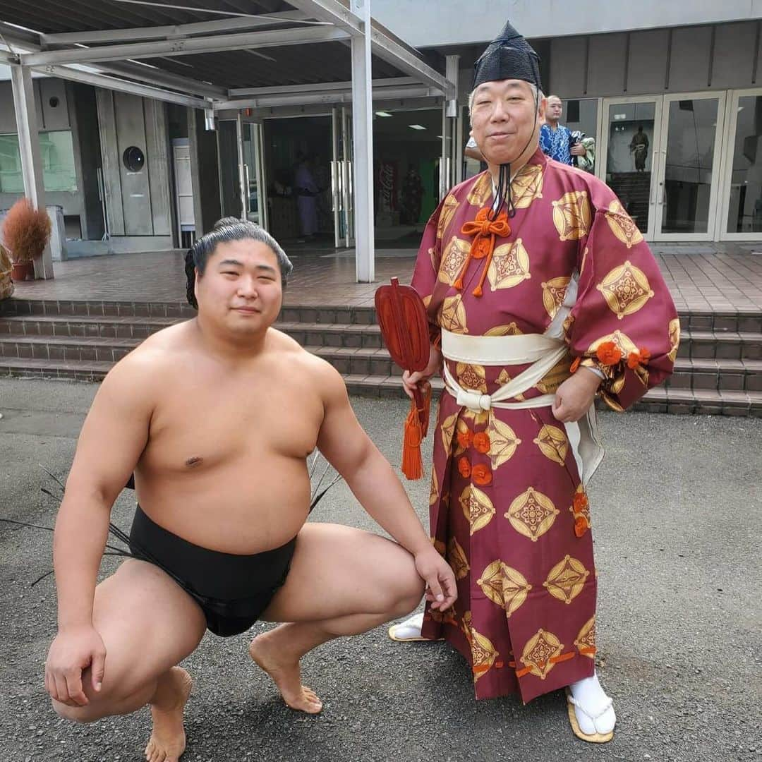 日本相撲協会さんのインスタグラム写真 - (日本相撲協会Instagram)「秋巡業 オフショット集  ここまで撮影した多くの写真の中で、好評なオフショットをまとめました！  1.いい表情の御嶽海 2.木村庄太郎と若元春 3.気持ちよさそうな正代 4.サインを書く朝乃山と覗き込む若元春 5.この日誕生日の遠藤 6.振り向きざまの金峰山 7.若元春と北大地 8.稽古の合間に霧島 9.髪結中の琴ノ若  @sumokyokai #sumo #相撲 #巡業 #秋巡業 #お相撲さん #japan #japanculture #japanesephoto  #御嶽海 #木村庄太郎 #若元春 #正代 #朝乃山 #遠藤 #金峰山 #北大地 #霧島 #琴ノ若」10月26日 17時42分 - sumokyokai