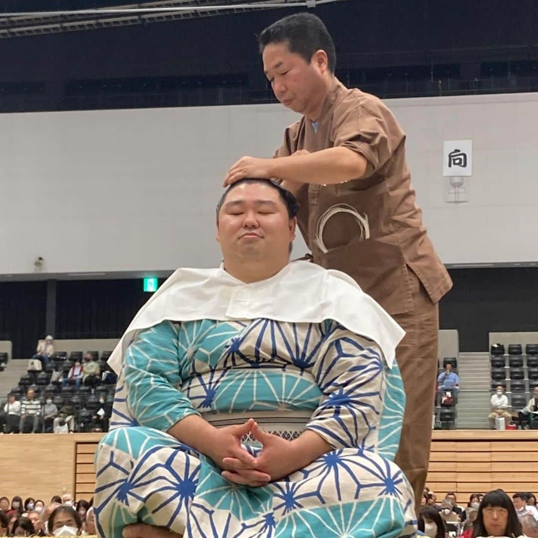 日本相撲協会さんのインスタグラム写真 - (日本相撲協会Instagram)「秋巡業 オフショット集  ここまで撮影した多くの写真の中で、好評なオフショットをまとめました！  1.いい表情の御嶽海 2.木村庄太郎と若元春 3.気持ちよさそうな正代 4.サインを書く朝乃山と覗き込む若元春 5.この日誕生日の遠藤 6.振り向きざまの金峰山 7.若元春と北大地 8.稽古の合間に霧島 9.髪結中の琴ノ若  @sumokyokai #sumo #相撲 #巡業 #秋巡業 #お相撲さん #japan #japanculture #japanesephoto  #御嶽海 #木村庄太郎 #若元春 #正代 #朝乃山 #遠藤 #金峰山 #北大地 #霧島 #琴ノ若」10月26日 17時42分 - sumokyokai