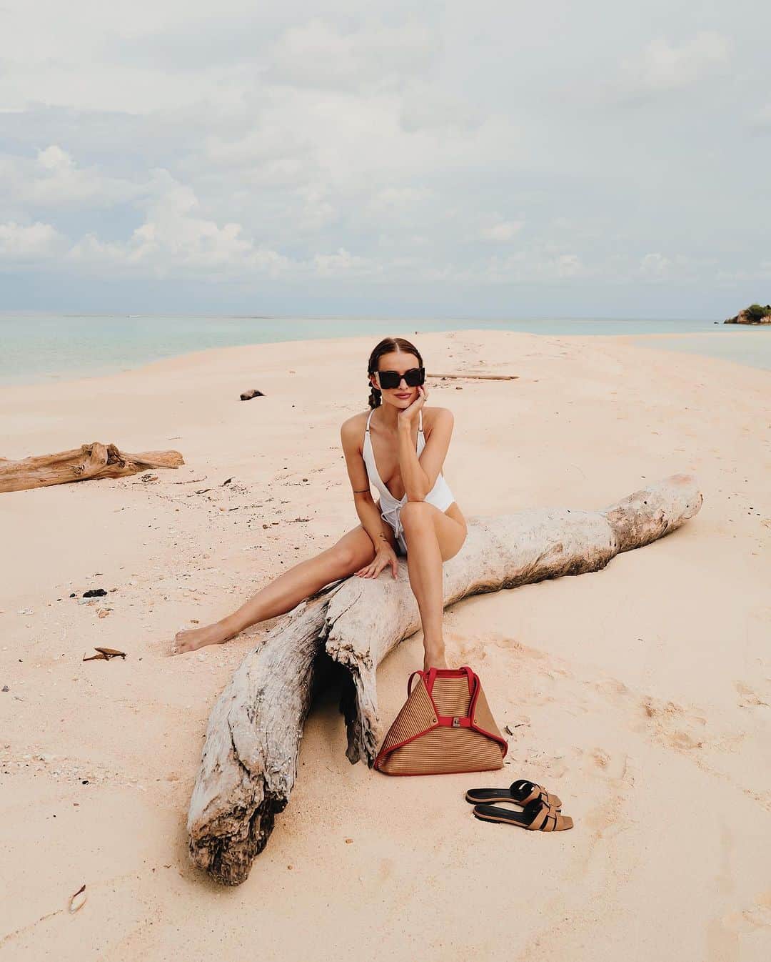 のインスタグラム：「10 photos can’t sum up this place. Honeymoon is off to a flying start. Feeling so in love and so grateful ❤️」
