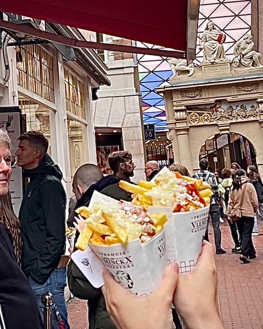 松原汐織さんのインスタグラム写真 - (松原汐織Instagram)「My family went to Vlaams Friteshuis Vleminckxx🍟 It’s my best frites shop ever. I came here for the first time in seven years. I couldn’t forget the taste of frites!!!! My husband and I shared them with curry onion mayonnaise and oorlong (peanuts sauce)onion mayonnaise. We prefer the curry mayonnaise one. I want to visit here again soon😂 ・ ・ ７年前、あまりの美味しさに2日連続で食べたポテト🤭笑 揚げたてポテト＋カレーソース＆玉ねぎ入りマヨネーズが合うのなんのって♡ また食べることができて嬉しい〜自分史上最高のポテト🍟 (子連れで手持ちポテトは物撮りが上手くできず、美味しさが写真から伝わらないのが残念。)  今回はオランダでお馴染みのOorlogソース(ピーナッツ)も頼んだのですが、圧倒的にカレーマヨ派！ また直ぐ行ってしまいそうです😂😂  Vlaams Friteshuis Vleminckxxの斜向かいにある、ショッピングモールの有料トイレ(€2)が綺麗で◎ オムツ替えもできるので、オススメです👶🏻💕  ー #baby #babygirl #8monthsold #mumofagirl #lovemyfam #netherlands #amsterdam  #frites #vlaamsfriteshuisvleminckx  #オランダ #オランダ生活 #オランダグルメ  #アムステルダム #アムステルダム生活 #アムステルダム子育て #オランダ子育て  #ヨーロッパ在住 #ヨーロッパ子育て #海外出産 #令和5年ベビー #女の子ママ  #shioriinNetherlands2023」10月26日 17時37分 - shiori_ma_