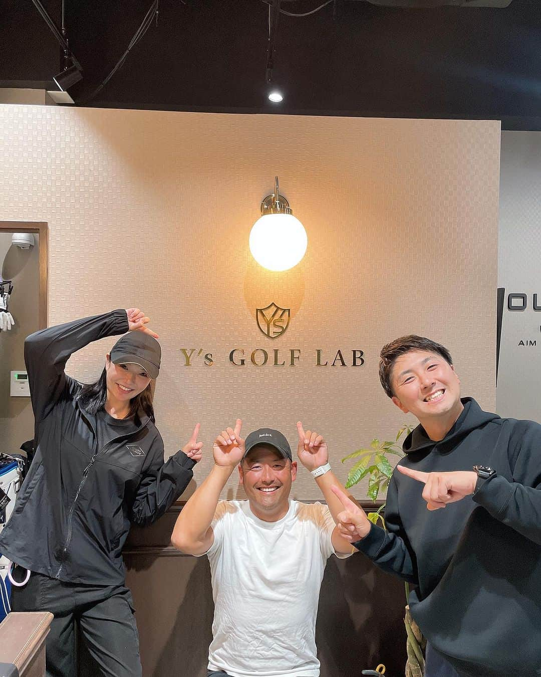 さなぱさんのインスタグラム写真 - (さなぱInstagram)「Y's GOLF LAB にお邪魔してきました👋  東京の立川駅から徒歩1〜2分のところにある、Y'sゴルフラボにパターとショットの練習をしに行ってきました🏌️‍♂️✨  ショットについては、3打席全てにトラックマンの完備でデータを見ながらショット練習‼️ パターの練習に関しては、世界最先端の練習方法『TOURPUTT』を使用させていただき、パターシュミレーターにて自身の苦手ラインやスイングテンポ、ゲーム感覚での練習方法を教えていただきました😊👍  今回は、YouTuberでは人気沸騰中の#さなぱっちょ こと木村紗奈さん @sanapaccio と練習をさせてもらい、不調気味の原因を徹底分析😂 本当に勉強になりました🙇🏻‍♂️またよろしくお願いします‼️  今度は動画撮ってもらお笑  #ゴルフ #ゴルフ男子 #ゴルフ女子 #ゴルファー #ゴルフ好き #ラウンド #インドアゴルフ #ゴルフレッスン #初心者ゴルファー #初心者ゴルファー成長日記 #苦手克服 #クエストワンズ #サムズアップ #立川 #ysゴルフ」10月26日 17時38分 - sanapaccio