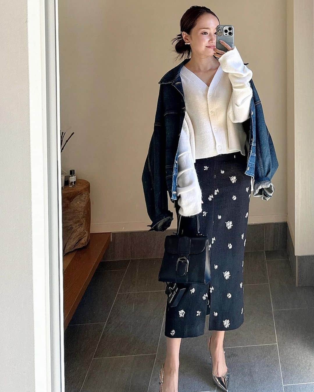 kyoco_ococのインスタグラム：「明日販売の伊勢丹先行アイテム  Knit cardigan  Original embroidery tweed skirt   この合わせが大人可愛くてお気に入り🪡🌼 POPUPでも人気でした😚  パンプスで綺麗めに、ローファーで少しカジュアルコーデも🧚🏻  denim jacket @balenciaga  knit/skirt @_bluelea_  bag @delvaux  shoes @gianvitorossi」