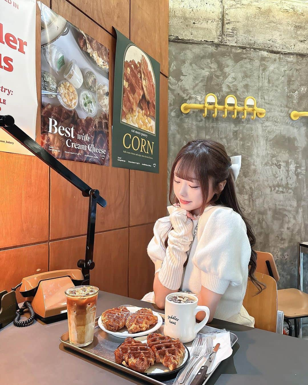 神楽ひなこさんのインスタグラム写真 - (神楽ひなこInstagram)「クロッフル🥐☕️ほんっとに美味しくてここ2回目♡♡ しかもたまたま同じ席だった🧸笑  韓国投稿ラストかもー！ 韓国だいすき今年3回目だった🇰🇷 またすぐ行きたいな〜꒰ ՞˶ᵒ̴̶̷᷄꒳ᵒ̴̶̷᷅ ˶՞ ꒱  . .  #韓国#韓国旅行#韓国カフェ#saddler #saddlerhaus #クロッフル」10月26日 17時50分 - hinako_kagura