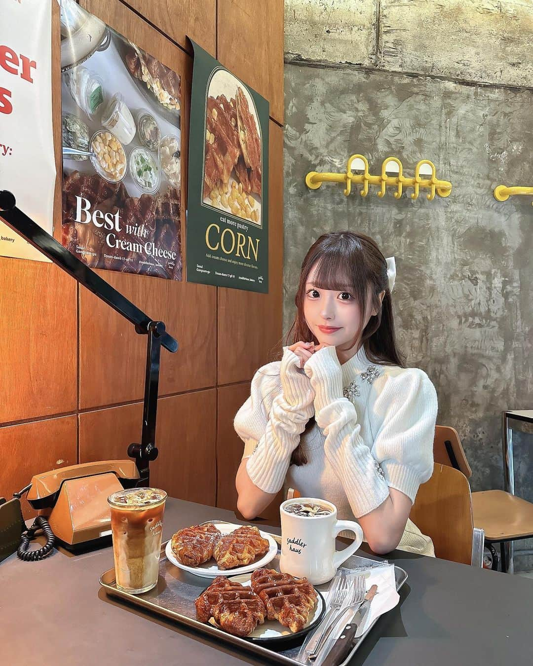 神楽ひなこさんのインスタグラム写真 - (神楽ひなこInstagram)「クロッフル🥐☕️ほんっとに美味しくてここ2回目♡♡ しかもたまたま同じ席だった🧸笑  韓国投稿ラストかもー！ 韓国だいすき今年3回目だった🇰🇷 またすぐ行きたいな〜꒰ ՞˶ᵒ̴̶̷᷄꒳ᵒ̴̶̷᷅ ˶՞ ꒱  . .  #韓国#韓国旅行#韓国カフェ#saddler #saddlerhaus #クロッフル」10月26日 17時50分 - hinako_kagura