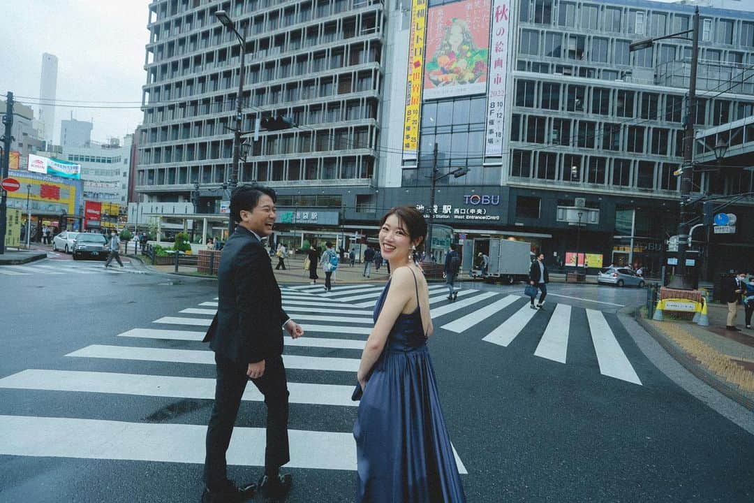 のインスタグラム：「思い出の場所で📷  カメラマンの山村です。 2人の思い出の街へ撮影に行ってきました✨ 打ち合わせからワイワイ楽しくイメージなど話させていただいて最高に楽しかったですね！ 撮影もめちゃくちゃ楽しくて、 とにかくお洒落✨ そして笑顔が可愛いお2人でした^ ^  行きつけのラーメン屋もラーメン屋かな？ってぐらいお洒落で、スタッフの皆さんも常連さんも気さくで素敵な方たちで、 ほんまに素敵なとこでした😊  photo @yuta_deco.ph  hairmake minami suzuki  place @menya_kemuri   素敵な時間をありがとうございました🥹 指名いただきありがとうございました✨  ------------------------------------------------------------- ロケーション撮影は10月までの申し込みでシーズン料金22,000円OFFキャンペーン実施中。予約お急ぎください。 来店相談会★オンライン相談会 ご予約受付中！ プロフィールのリンクからどうぞ ▷▷ @studioaqua_shibuya  【撮影空き確認はこちら】 スタジオAQUA表参道渋谷店 TEL:03-6712-5901 Mail:shibuya@studio-aqua.jp -------------------------------------------------------------- about us..  studio @studioaqua.shinjuku   company @decollte_weddingphoto  overseas @d_weddingphoto_jp  ----------------------------------------------------  ---------------------------------------------------- #ウェディングドレス ドレス前撮り #撮る結婚式 #スタジオアクア #スタジオアクア新宿店  #フォトウェディング #ウェディングフォト #ウェディング #結婚式  #池袋前撮り  #ナチュラルウェディング #卒花嫁 #前撮り #後撮り #日本中のプレ花嫁さんと繋がりたい #全国のプレ花嫁さんと繋がりたい #デコルテフォト #前撮りレポ #大人花嫁 #大人婚 #おしゃれ花嫁 #ブライダルヘアメイク #ヘアメイク #ヘアアレンジ  #洋装前撮り  #ウェディングヘア #ウェディングヘアメイク #新宿前撮り」