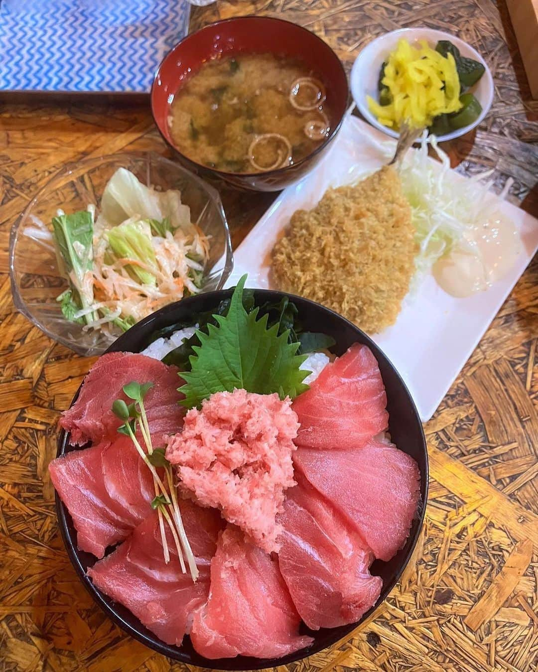 ナゴレコさんのインスタグラム写真 - (ナゴレコInstagram)「📍「日比野市場鮮魚浜焼きセンター」 ･････････････････････････････････････････  うまい海鮮丼が食べたい🐟🔥 そんなときはここ！  今日は、熱田区・日比野の魚市場近くにある「日比野市場鮮魚浜焼きセンター」さんをご紹介✨  海鮮丼メニューが豊富ですが...マグロ好きには「鉄火丼」が特にオススメです💯 お米が見えないほど敷き詰められたマグロは身が分厚くてとっても美味しそう…💕  ランチメニューの鉄火丼は、丼にサラダ、味噌汁がついて1,000円以下とコスパも最強です✨ 欲張りさんはアジフライやエビフライなどが付けられるお得なセットメニューも注文できるよ🔖  海鮮好きにはたまらないお店🌊みんなもぜひ行ってみてね🏃‍♂️  ┈┈┈┈┈┈┈┈┈┈┈┈┈┈┈┈┈┈┈  🍤名古屋のローカルグルメメディア【ナゴレコ】🍤  名古屋人がレコメンドする本当に美味しい名古屋めし🥢 これさえフォローしておけば、街の流行りがきっとわかる◎ 100名以上の編集部で作り上げる、名古屋エリア最大規模のグルメメディアです📝  他の投稿はこちらから👉 @nagoya_food  ┈┈┈┈┈┈┈┈┈┈┈┈┈┈┈┈┈┈┈  素敵な投稿にタグ付けしていただきありがとうございます✨  #ナゴレコ で、あなたの投稿をリポスト！ webサイト「ナゴレコ」もチェックしてね👀 ･････････････････････････････････････････  ☞ photo by （ @dai_nagoya_eating ）さん  📍名古屋市熱田区 ☑日比野市場鮮魚浜焼きセンター (@hamayaki39 ) 𓌉◯𓇋 鉄火丼 　 　 　　 (｀・ω・´) 日比野中央市場の近くにある海鮮のお店。  通る度に目に入るド派手な看板。 駐車場は無くコインパらしい。  　 平日の12時過ぎに到着したが目当ての海鮮丼が売り切れ！ 限定とは言え海鮮のお店で海鮮丼が早々に売り切れってね。  仕方ないので他のメニューから‥ 鉄火丼を選択。ご飯大盛りで。 　 　 　 あら汁と漬物がセルフでご自由に形式。  このあら汁が美味しくて食前に1おかわり。 食事中に1おかわり。食後に1おかわり。 合計４杯飲むくらい美味しかった！ 魚の旨味、脂が凝縮されているんですよね。  　 　 メインの鉄火丼は切り身が並べられ中々のボリューム。 白い筋が見られるが全く気にならないくらいの柔らかさ。 新鮮で身が締まっていて美味しい！  この質とボリュームで1000円切るのは さすが市場のお隣さん。 　 　 　 そして、単品でアジフライも追加。 身が厚く噛んだ瞬間、脂がジュワっと。 ソースなど付けずにアジ自体が良い味(アジ)、出してます。  　 帰る頃には海鮮系の丼がほぼ売り切れ。  早めの来店がいいですね。 ⁡ ⁡ 　 ごちそうさまでした！ 　 　 　 ⁡ 🈁愛知県名古屋市熱田区川並町4-17 コーポ平野 1F 📞050-5589-2520 🈺11:30～14:00 　　17:00〜23:00 ⛔️水曜日 📋メニュー表あり 🅿️コインパ割引あり」10月26日 17時42分 - nagoya_food