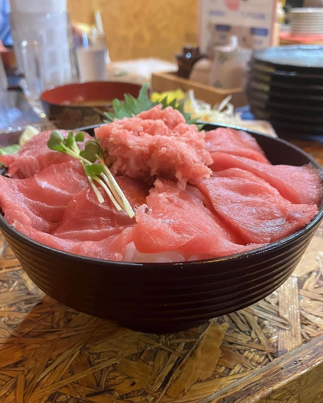 ナゴレコさんのインスタグラム写真 - (ナゴレコInstagram)「📍「日比野市場鮮魚浜焼きセンター」 ･････････････････････････････････････････  うまい海鮮丼が食べたい🐟🔥 そんなときはここ！  今日は、熱田区・日比野の魚市場近くにある「日比野市場鮮魚浜焼きセンター」さんをご紹介✨  海鮮丼メニューが豊富ですが...マグロ好きには「鉄火丼」が特にオススメです💯 お米が見えないほど敷き詰められたマグロは身が分厚くてとっても美味しそう…💕  ランチメニューの鉄火丼は、丼にサラダ、味噌汁がついて1,000円以下とコスパも最強です✨ 欲張りさんはアジフライやエビフライなどが付けられるお得なセットメニューも注文できるよ🔖  海鮮好きにはたまらないお店🌊みんなもぜひ行ってみてね🏃‍♂️  ┈┈┈┈┈┈┈┈┈┈┈┈┈┈┈┈┈┈┈  🍤名古屋のローカルグルメメディア【ナゴレコ】🍤  名古屋人がレコメンドする本当に美味しい名古屋めし🥢 これさえフォローしておけば、街の流行りがきっとわかる◎ 100名以上の編集部で作り上げる、名古屋エリア最大規模のグルメメディアです📝  他の投稿はこちらから👉 @nagoya_food  ┈┈┈┈┈┈┈┈┈┈┈┈┈┈┈┈┈┈┈  素敵な投稿にタグ付けしていただきありがとうございます✨  #ナゴレコ で、あなたの投稿をリポスト！ webサイト「ナゴレコ」もチェックしてね👀 ･････････････････････････････････････････  ☞ photo by （ @dai_nagoya_eating ）さん  📍名古屋市熱田区 ☑日比野市場鮮魚浜焼きセンター (@hamayaki39 ) 𓌉◯𓇋 鉄火丼 　 　 　　 (｀・ω・´) 日比野中央市場の近くにある海鮮のお店。  通る度に目に入るド派手な看板。 駐車場は無くコインパらしい。  　 平日の12時過ぎに到着したが目当ての海鮮丼が売り切れ！ 限定とは言え海鮮のお店で海鮮丼が早々に売り切れってね。  仕方ないので他のメニューから‥ 鉄火丼を選択。ご飯大盛りで。 　 　 　 あら汁と漬物がセルフでご自由に形式。  このあら汁が美味しくて食前に1おかわり。 食事中に1おかわり。食後に1おかわり。 合計４杯飲むくらい美味しかった！ 魚の旨味、脂が凝縮されているんですよね。  　 　 メインの鉄火丼は切り身が並べられ中々のボリューム。 白い筋が見られるが全く気にならないくらいの柔らかさ。 新鮮で身が締まっていて美味しい！  この質とボリュームで1000円切るのは さすが市場のお隣さん。 　 　 　 そして、単品でアジフライも追加。 身が厚く噛んだ瞬間、脂がジュワっと。 ソースなど付けずにアジ自体が良い味(アジ)、出してます。  　 帰る頃には海鮮系の丼がほぼ売り切れ。  早めの来店がいいですね。 ⁡ ⁡ 　 ごちそうさまでした！ 　 　 　 ⁡ 🈁愛知県名古屋市熱田区川並町4-17 コーポ平野 1F 📞050-5589-2520 🈺11:30～14:00 　　17:00〜23:00 ⛔️水曜日 📋メニュー表あり 🅿️コインパ割引あり」10月26日 17時42分 - nagoya_food