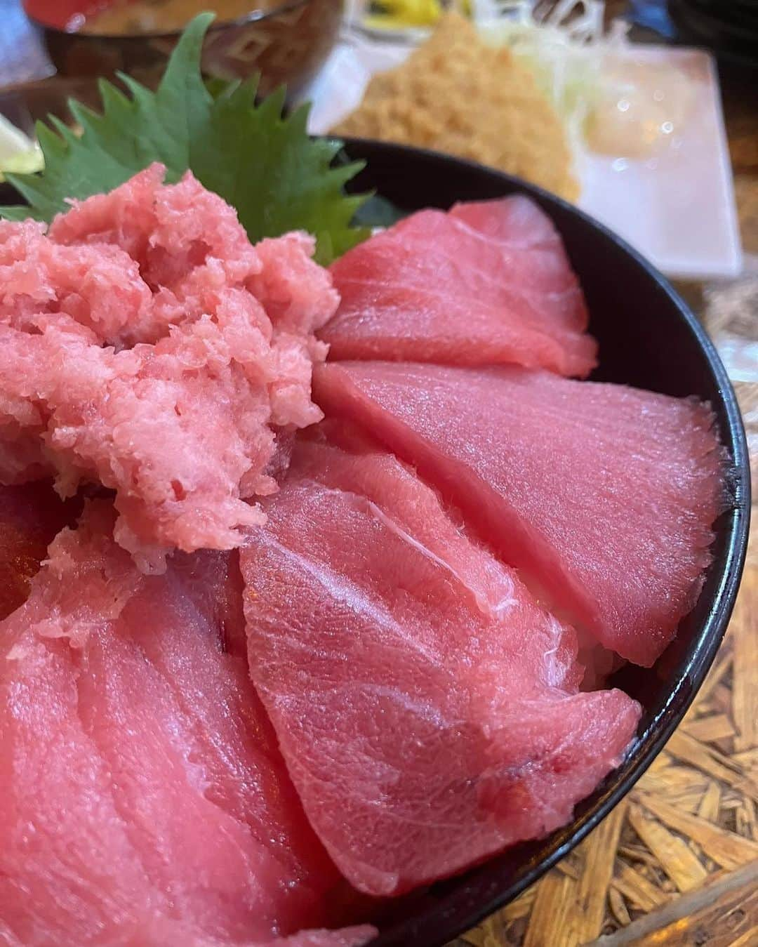 ナゴレコさんのインスタグラム写真 - (ナゴレコInstagram)「📍「日比野市場鮮魚浜焼きセンター」 ･････････････････････････････････････････  うまい海鮮丼が食べたい🐟🔥 そんなときはここ！  今日は、熱田区・日比野の魚市場近くにある「日比野市場鮮魚浜焼きセンター」さんをご紹介✨  海鮮丼メニューが豊富ですが...マグロ好きには「鉄火丼」が特にオススメです💯 お米が見えないほど敷き詰められたマグロは身が分厚くてとっても美味しそう…💕  ランチメニューの鉄火丼は、丼にサラダ、味噌汁がついて1,000円以下とコスパも最強です✨ 欲張りさんはアジフライやエビフライなどが付けられるお得なセットメニューも注文できるよ🔖  海鮮好きにはたまらないお店🌊みんなもぜひ行ってみてね🏃‍♂️  ┈┈┈┈┈┈┈┈┈┈┈┈┈┈┈┈┈┈┈  🍤名古屋のローカルグルメメディア【ナゴレコ】🍤  名古屋人がレコメンドする本当に美味しい名古屋めし🥢 これさえフォローしておけば、街の流行りがきっとわかる◎ 100名以上の編集部で作り上げる、名古屋エリア最大規模のグルメメディアです📝  他の投稿はこちらから👉 @nagoya_food  ┈┈┈┈┈┈┈┈┈┈┈┈┈┈┈┈┈┈┈  素敵な投稿にタグ付けしていただきありがとうございます✨  #ナゴレコ で、あなたの投稿をリポスト！ webサイト「ナゴレコ」もチェックしてね👀 ･････････････････････････････････････････  ☞ photo by （ @dai_nagoya_eating ）さん  📍名古屋市熱田区 ☑日比野市場鮮魚浜焼きセンター (@hamayaki39 ) 𓌉◯𓇋 鉄火丼 　 　 　　 (｀・ω・´) 日比野中央市場の近くにある海鮮のお店。  通る度に目に入るド派手な看板。 駐車場は無くコインパらしい。  　 平日の12時過ぎに到着したが目当ての海鮮丼が売り切れ！ 限定とは言え海鮮のお店で海鮮丼が早々に売り切れってね。  仕方ないので他のメニューから‥ 鉄火丼を選択。ご飯大盛りで。 　 　 　 あら汁と漬物がセルフでご自由に形式。  このあら汁が美味しくて食前に1おかわり。 食事中に1おかわり。食後に1おかわり。 合計４杯飲むくらい美味しかった！ 魚の旨味、脂が凝縮されているんですよね。  　 　 メインの鉄火丼は切り身が並べられ中々のボリューム。 白い筋が見られるが全く気にならないくらいの柔らかさ。 新鮮で身が締まっていて美味しい！  この質とボリュームで1000円切るのは さすが市場のお隣さん。 　 　 　 そして、単品でアジフライも追加。 身が厚く噛んだ瞬間、脂がジュワっと。 ソースなど付けずにアジ自体が良い味(アジ)、出してます。  　 帰る頃には海鮮系の丼がほぼ売り切れ。  早めの来店がいいですね。 ⁡ ⁡ 　 ごちそうさまでした！ 　 　 　 ⁡ 🈁愛知県名古屋市熱田区川並町4-17 コーポ平野 1F 📞050-5589-2520 🈺11:30～14:00 　　17:00〜23:00 ⛔️水曜日 📋メニュー表あり 🅿️コインパ割引あり」10月26日 17時42分 - nagoya_food