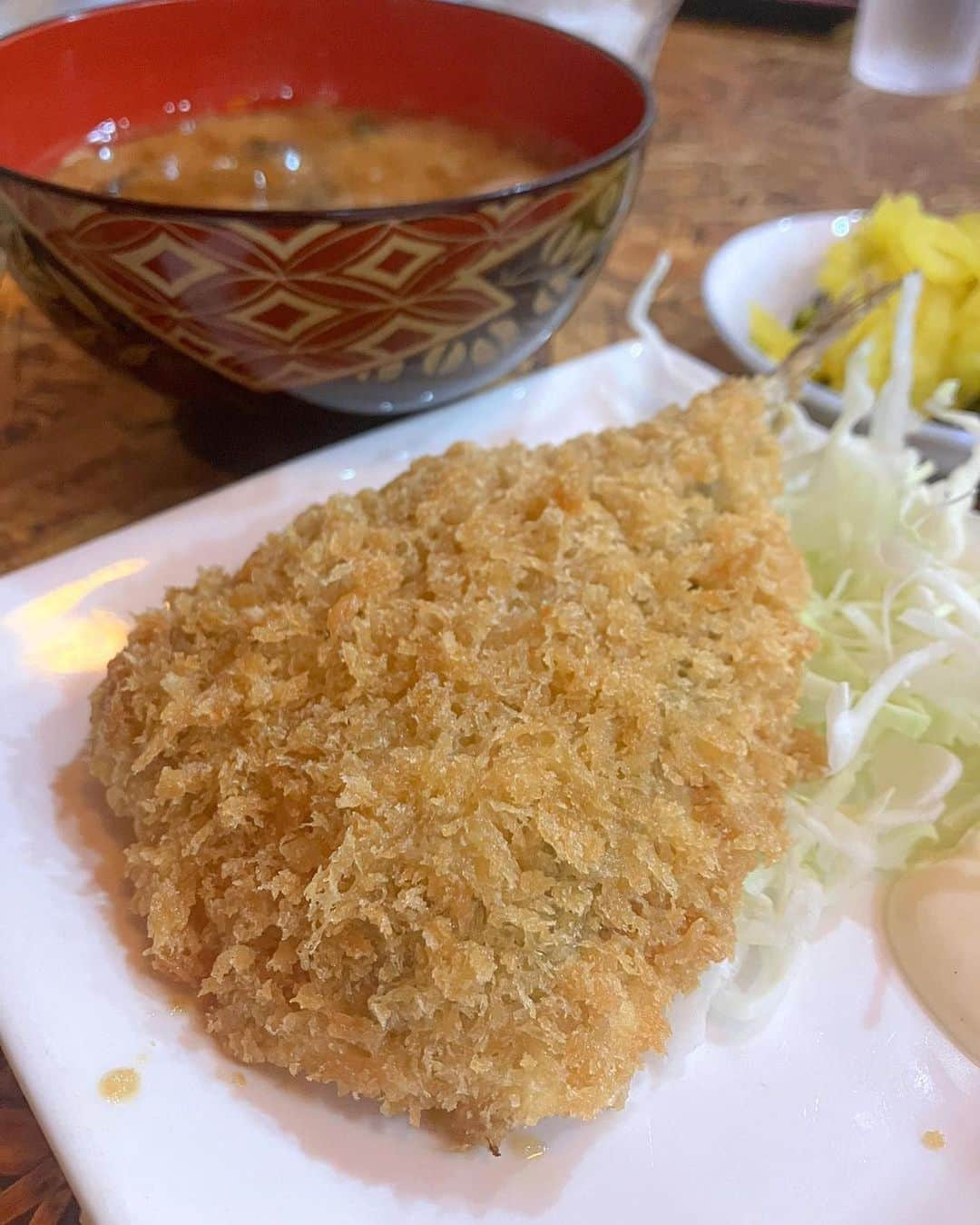 ナゴレコさんのインスタグラム写真 - (ナゴレコInstagram)「📍「日比野市場鮮魚浜焼きセンター」 ･････････････････････････････････････････  うまい海鮮丼が食べたい🐟🔥 そんなときはここ！  今日は、熱田区・日比野の魚市場近くにある「日比野市場鮮魚浜焼きセンター」さんをご紹介✨  海鮮丼メニューが豊富ですが...マグロ好きには「鉄火丼」が特にオススメです💯 お米が見えないほど敷き詰められたマグロは身が分厚くてとっても美味しそう…💕  ランチメニューの鉄火丼は、丼にサラダ、味噌汁がついて1,000円以下とコスパも最強です✨ 欲張りさんはアジフライやエビフライなどが付けられるお得なセットメニューも注文できるよ🔖  海鮮好きにはたまらないお店🌊みんなもぜひ行ってみてね🏃‍♂️  ┈┈┈┈┈┈┈┈┈┈┈┈┈┈┈┈┈┈┈  🍤名古屋のローカルグルメメディア【ナゴレコ】🍤  名古屋人がレコメンドする本当に美味しい名古屋めし🥢 これさえフォローしておけば、街の流行りがきっとわかる◎ 100名以上の編集部で作り上げる、名古屋エリア最大規模のグルメメディアです📝  他の投稿はこちらから👉 @nagoya_food  ┈┈┈┈┈┈┈┈┈┈┈┈┈┈┈┈┈┈┈  素敵な投稿にタグ付けしていただきありがとうございます✨  #ナゴレコ で、あなたの投稿をリポスト！ webサイト「ナゴレコ」もチェックしてね👀 ･････････････････････････････････････････  ☞ photo by （ @dai_nagoya_eating ）さん  📍名古屋市熱田区 ☑日比野市場鮮魚浜焼きセンター (@hamayaki39 ) 𓌉◯𓇋 鉄火丼 　 　 　　 (｀・ω・´) 日比野中央市場の近くにある海鮮のお店。  通る度に目に入るド派手な看板。 駐車場は無くコインパらしい。  　 平日の12時過ぎに到着したが目当ての海鮮丼が売り切れ！ 限定とは言え海鮮のお店で海鮮丼が早々に売り切れってね。  仕方ないので他のメニューから‥ 鉄火丼を選択。ご飯大盛りで。 　 　 　 あら汁と漬物がセルフでご自由に形式。  このあら汁が美味しくて食前に1おかわり。 食事中に1おかわり。食後に1おかわり。 合計４杯飲むくらい美味しかった！ 魚の旨味、脂が凝縮されているんですよね。  　 　 メインの鉄火丼は切り身が並べられ中々のボリューム。 白い筋が見られるが全く気にならないくらいの柔らかさ。 新鮮で身が締まっていて美味しい！  この質とボリュームで1000円切るのは さすが市場のお隣さん。 　 　 　 そして、単品でアジフライも追加。 身が厚く噛んだ瞬間、脂がジュワっと。 ソースなど付けずにアジ自体が良い味(アジ)、出してます。  　 帰る頃には海鮮系の丼がほぼ売り切れ。  早めの来店がいいですね。 ⁡ ⁡ 　 ごちそうさまでした！ 　 　 　 ⁡ 🈁愛知県名古屋市熱田区川並町4-17 コーポ平野 1F 📞050-5589-2520 🈺11:30～14:00 　　17:00〜23:00 ⛔️水曜日 📋メニュー表あり 🅿️コインパ割引あり」10月26日 17時42分 - nagoya_food