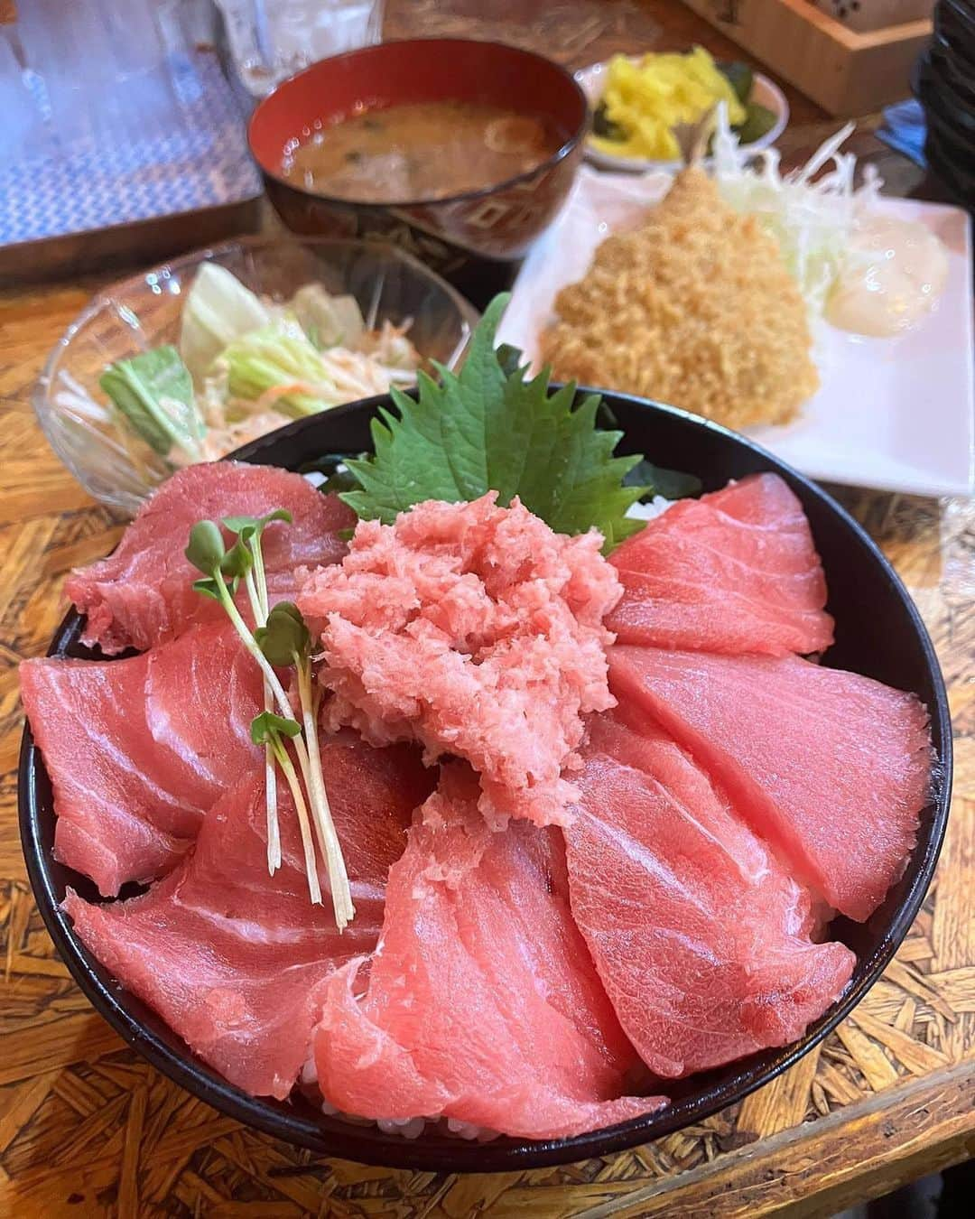 ナゴレコのインスタグラム：「📍「日比野市場鮮魚浜焼きセンター」 ･････････････････････････････････････････  うまい海鮮丼が食べたい🐟🔥 そんなときはここ！  今日は、熱田区・日比野の魚市場近くにある「日比野市場鮮魚浜焼きセンター」さんをご紹介✨  海鮮丼メニューが豊富ですが...マグロ好きには「鉄火丼」が特にオススメです💯 お米が見えないほど敷き詰められたマグロは身が分厚くてとっても美味しそう…💕  ランチメニューの鉄火丼は、丼にサラダ、味噌汁がついて1,000円以下とコスパも最強です✨ 欲張りさんはアジフライやエビフライなどが付けられるお得なセットメニューも注文できるよ🔖  海鮮好きにはたまらないお店🌊みんなもぜひ行ってみてね🏃‍♂️  ┈┈┈┈┈┈┈┈┈┈┈┈┈┈┈┈┈┈┈  🍤名古屋のローカルグルメメディア【ナゴレコ】🍤  名古屋人がレコメンドする本当に美味しい名古屋めし🥢 これさえフォローしておけば、街の流行りがきっとわかる◎ 100名以上の編集部で作り上げる、名古屋エリア最大規模のグルメメディアです📝  他の投稿はこちらから👉 @nagoya_food  ┈┈┈┈┈┈┈┈┈┈┈┈┈┈┈┈┈┈┈  素敵な投稿にタグ付けしていただきありがとうございます✨  #ナゴレコ で、あなたの投稿をリポスト！ webサイト「ナゴレコ」もチェックしてね👀 ･････････････････････････････････････････  ☞ photo by （ @dai_nagoya_eating ）さん  📍名古屋市熱田区 ☑日比野市場鮮魚浜焼きセンター (@hamayaki39 ) 𓌉◯𓇋 鉄火丼 　 　 　　 (｀・ω・´) 日比野中央市場の近くにある海鮮のお店。  通る度に目に入るド派手な看板。 駐車場は無くコインパらしい。  　 平日の12時過ぎに到着したが目当ての海鮮丼が売り切れ！ 限定とは言え海鮮のお店で海鮮丼が早々に売り切れってね。  仕方ないので他のメニューから‥ 鉄火丼を選択。ご飯大盛りで。 　 　 　 あら汁と漬物がセルフでご自由に形式。  このあら汁が美味しくて食前に1おかわり。 食事中に1おかわり。食後に1おかわり。 合計４杯飲むくらい美味しかった！ 魚の旨味、脂が凝縮されているんですよね。  　 　 メインの鉄火丼は切り身が並べられ中々のボリューム。 白い筋が見られるが全く気にならないくらいの柔らかさ。 新鮮で身が締まっていて美味しい！  この質とボリュームで1000円切るのは さすが市場のお隣さん。 　 　 　 そして、単品でアジフライも追加。 身が厚く噛んだ瞬間、脂がジュワっと。 ソースなど付けずにアジ自体が良い味(アジ)、出してます。  　 帰る頃には海鮮系の丼がほぼ売り切れ。  早めの来店がいいですね。 ⁡ ⁡ 　 ごちそうさまでした！ 　 　 　 ⁡ 🈁愛知県名古屋市熱田区川並町4-17 コーポ平野 1F 📞050-5589-2520 🈺11:30～14:00 　　17:00〜23:00 ⛔️水曜日 📋メニュー表あり 🅿️コインパ割引あり」