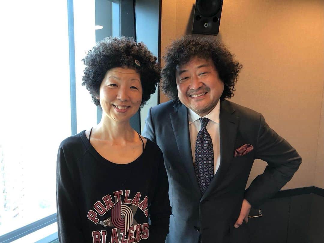 葉加瀬太郎さんのインスタグラム写真 - (葉加瀬太郎Instagram)「J-WAVEの僕の番組ゲストにいらしてくださったプロテニスプレーヤーの西岡良仁君とジャーナリストの稲垣えみ子さん。  物心つく前からテニスに人生を賭けてきた西岡君。現役はいつ辞めるのって訊ねたら、割と早くやめると思います。僕色々やりたいことあるんですって。でもその後やりたいことは？って訊いたら、全部テニスのことばっかりだった。最高。  稲垣さんは５０歳で新聞記者を辞めて旅人に。いつも二週間の一人旅。そこで修行のように人と出逢い人生を謳歌する。カフェ、パブ、銭湯。今の日本人が失くしちゃったどこにいても自分の居場所から１キロ以内に仲間を作り社会を作るっていう話が印象的でした〜 僭越ながら髪型に親近感🤣🤣  #葉加瀬太郎 #J-WAVE #anaworldaircurrent」10月26日 17時43分 - tarohakase_hats