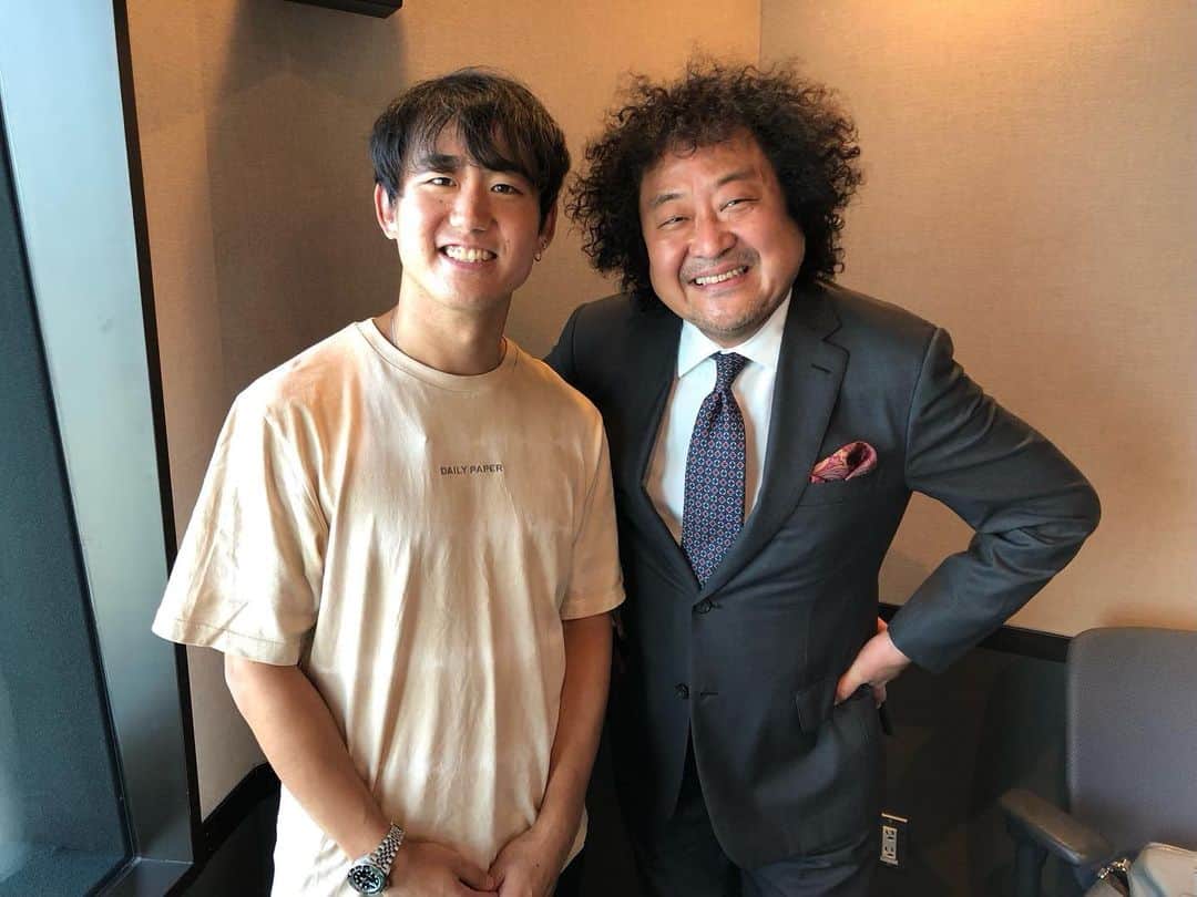 葉加瀬太郎のインスタグラム：「J-WAVEの僕の番組ゲストにいらしてくださったプロテニスプレーヤーの西岡良仁君とジャーナリストの稲垣えみ子さん。  物心つく前からテニスに人生を賭けてきた西岡君。現役はいつ辞めるのって訊ねたら、割と早くやめると思います。僕色々やりたいことあるんですって。でもその後やりたいことは？って訊いたら、全部テニスのことばっかりだった。最高。  稲垣さんは５０歳で新聞記者を辞めて旅人に。いつも二週間の一人旅。そこで修行のように人と出逢い人生を謳歌する。カフェ、パブ、銭湯。今の日本人が失くしちゃったどこにいても自分の居場所から１キロ以内に仲間を作り社会を作るっていう話が印象的でした〜 僭越ながら髪型に親近感🤣🤣  #葉加瀬太郎 #J-WAVE #anaworldaircurrent」