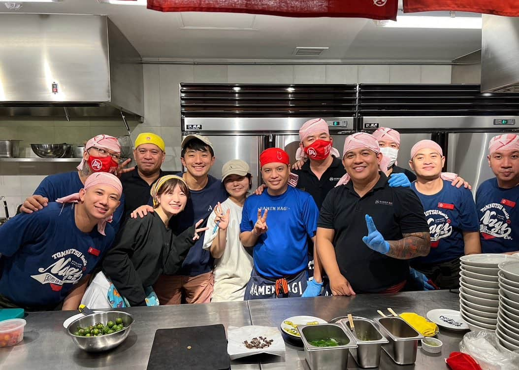 篠原祐太さんのインスタグラム写真 - (篠原祐太Instagram)「コオロギラーメン inフィリピン 大成功。 Thank you for enjoy our cricket ramen at Nagi🇵🇭 We were happy to see all of you guys! (English below)  まずは、来てくださった全てのお客さん、そして、貴重な機会をいただき、最強のスタッフ陣営による心強い後押しをしてくださったラーメン凪さんに心から感謝です。  今回の挑戦はとても感慨深いものでした。  9年前、凪さん生田さんと出会い僕の人生は変わりました。  当時、全くと言っていいほど、昆虫食は理解されておらず、今よりも多くの人がネガティブな印象を持っていました。  しかし、そんな中、生田さんは「誰もやっていないからこそどんどんやっていこう。何でも応援するぞ」」と言っていただき、試行錯誤を経て、コオロギラーメンが生まれました。  あれから8年がたち、沢山の素敵な理解者に恵まれ、ANTCICADAという大切な場も生まれました。今回、そんな凪さんのフィリピン出店10周年という大切な場で挑戦できたことが何よりも嬉しかったです。  改めて、凪フィリピン、10周年おめでとうございます。 @ramennagi_jp 🔥  どんな時も初心を忘れず、圧倒的な決断力と行動力で、挑戦し続ける凪さん、生田さんの背中を追いかけ、自分なりの挑戦を続けていきます。またご一緒できるよう頑張ります。  I was deeply moved by this challenge at Nagi.  My life changed 9 years ago when I met Ramen Nagi and president Ikuta-san.  At that time, entomophagy was less understood than it is now, and many people had negative impression to it.  However, he said, "It's exciting because no one has ever done it before. Don't worry about it and keep going. We will support you in any way we can. Without that push, I would not be where I am today.  I was very happy that I was able to take on this challenge on such an important event. Congratulations on the 10th anniversary of Nagi Philippines!! @ramennagimanila 👏👏👏  I will continue to challenge in my own way, following Ramen Nagi, who never forget to take on challenges at any time. I will do my best to come back again.  #地球 #日本 #東京 #日本橋馬喰町 #レストラン #earth #japan #tokyo #nihonbashi #restaurant #アントシカダ #昆虫食 #コオロギラーメン #antcicada #entomophagy #ramen #cricketramen #ラーメン #フィリピン #マニラ #凪 #10周年 #foodie #philippine #nagi #anniversary」10月26日 17時43分 - earthboy.64