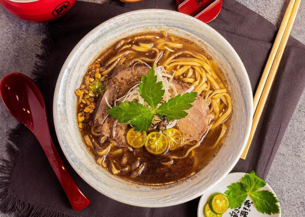 篠原祐太さんのインスタグラム写真 - (篠原祐太Instagram)「コオロギラーメン inフィリピン 大成功。 Thank you for enjoy our cricket ramen at Nagi🇵🇭 We were happy to see all of you guys! (English below)  まずは、来てくださった全てのお客さん、そして、貴重な機会をいただき、最強のスタッフ陣営による心強い後押しをしてくださったラーメン凪さんに心から感謝です。  今回の挑戦はとても感慨深いものでした。  9年前、凪さん生田さんと出会い僕の人生は変わりました。  当時、全くと言っていいほど、昆虫食は理解されておらず、今よりも多くの人がネガティブな印象を持っていました。  しかし、そんな中、生田さんは「誰もやっていないからこそどんどんやっていこう。何でも応援するぞ」」と言っていただき、試行錯誤を経て、コオロギラーメンが生まれました。  あれから8年がたち、沢山の素敵な理解者に恵まれ、ANTCICADAという大切な場も生まれました。今回、そんな凪さんのフィリピン出店10周年という大切な場で挑戦できたことが何よりも嬉しかったです。  改めて、凪フィリピン、10周年おめでとうございます。 @ramennagi_jp 🔥  どんな時も初心を忘れず、圧倒的な決断力と行動力で、挑戦し続ける凪さん、生田さんの背中を追いかけ、自分なりの挑戦を続けていきます。またご一緒できるよう頑張ります。  I was deeply moved by this challenge at Nagi.  My life changed 9 years ago when I met Ramen Nagi and president Ikuta-san.  At that time, entomophagy was less understood than it is now, and many people had negative impression to it.  However, he said, "It's exciting because no one has ever done it before. Don't worry about it and keep going. We will support you in any way we can. Without that push, I would not be where I am today.  I was very happy that I was able to take on this challenge on such an important event. Congratulations on the 10th anniversary of Nagi Philippines!! @ramennagimanila 👏👏👏  I will continue to challenge in my own way, following Ramen Nagi, who never forget to take on challenges at any time. I will do my best to come back again.  #地球 #日本 #東京 #日本橋馬喰町 #レストラン #earth #japan #tokyo #nihonbashi #restaurant #アントシカダ #昆虫食 #コオロギラーメン #antcicada #entomophagy #ramen #cricketramen #ラーメン #フィリピン #マニラ #凪 #10周年 #foodie #philippine #nagi #anniversary」10月26日 17時43分 - earthboy.64