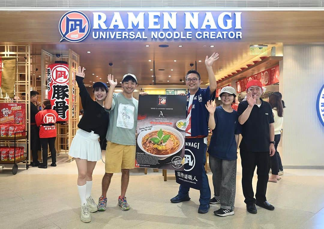 篠原祐太のインスタグラム：「コオロギラーメン inフィリピン 大成功。 Thank you for enjoy our cricket ramen at Nagi🇵🇭 We were happy to see all of you guys! (English below)  まずは、来てくださった全てのお客さん、そして、貴重な機会をいただき、最強のスタッフ陣営による心強い後押しをしてくださったラーメン凪さんに心から感謝です。  今回の挑戦はとても感慨深いものでした。  9年前、凪さん生田さんと出会い僕の人生は変わりました。  当時、全くと言っていいほど、昆虫食は理解されておらず、今よりも多くの人がネガティブな印象を持っていました。  しかし、そんな中、生田さんは「誰もやっていないからこそどんどんやっていこう。何でも応援するぞ」」と言っていただき、試行錯誤を経て、コオロギラーメンが生まれました。  あれから8年がたち、沢山の素敵な理解者に恵まれ、ANTCICADAという大切な場も生まれました。今回、そんな凪さんのフィリピン出店10周年という大切な場で挑戦できたことが何よりも嬉しかったです。  改めて、凪フィリピン、10周年おめでとうございます。 @ramennagi_jp 🔥  どんな時も初心を忘れず、圧倒的な決断力と行動力で、挑戦し続ける凪さん、生田さんの背中を追いかけ、自分なりの挑戦を続けていきます。またご一緒できるよう頑張ります。  I was deeply moved by this challenge at Nagi.  My life changed 9 years ago when I met Ramen Nagi and president Ikuta-san.  At that time, entomophagy was less understood than it is now, and many people had negative impression to it.  However, he said, "It's exciting because no one has ever done it before. Don't worry about it and keep going. We will support you in any way we can. Without that push, I would not be where I am today.  I was very happy that I was able to take on this challenge on such an important event. Congratulations on the 10th anniversary of Nagi Philippines!! @ramennagimanila 👏👏👏  I will continue to challenge in my own way, following Ramen Nagi, who never forget to take on challenges at any time. I will do my best to come back again.  #地球 #日本 #東京 #日本橋馬喰町 #レストラン #earth #japan #tokyo #nihonbashi #restaurant #アントシカダ #昆虫食 #コオロギラーメン #antcicada #entomophagy #ramen #cricketramen #ラーメン #フィリピン #マニラ #凪 #10周年 #foodie #philippine #nagi #anniversary」