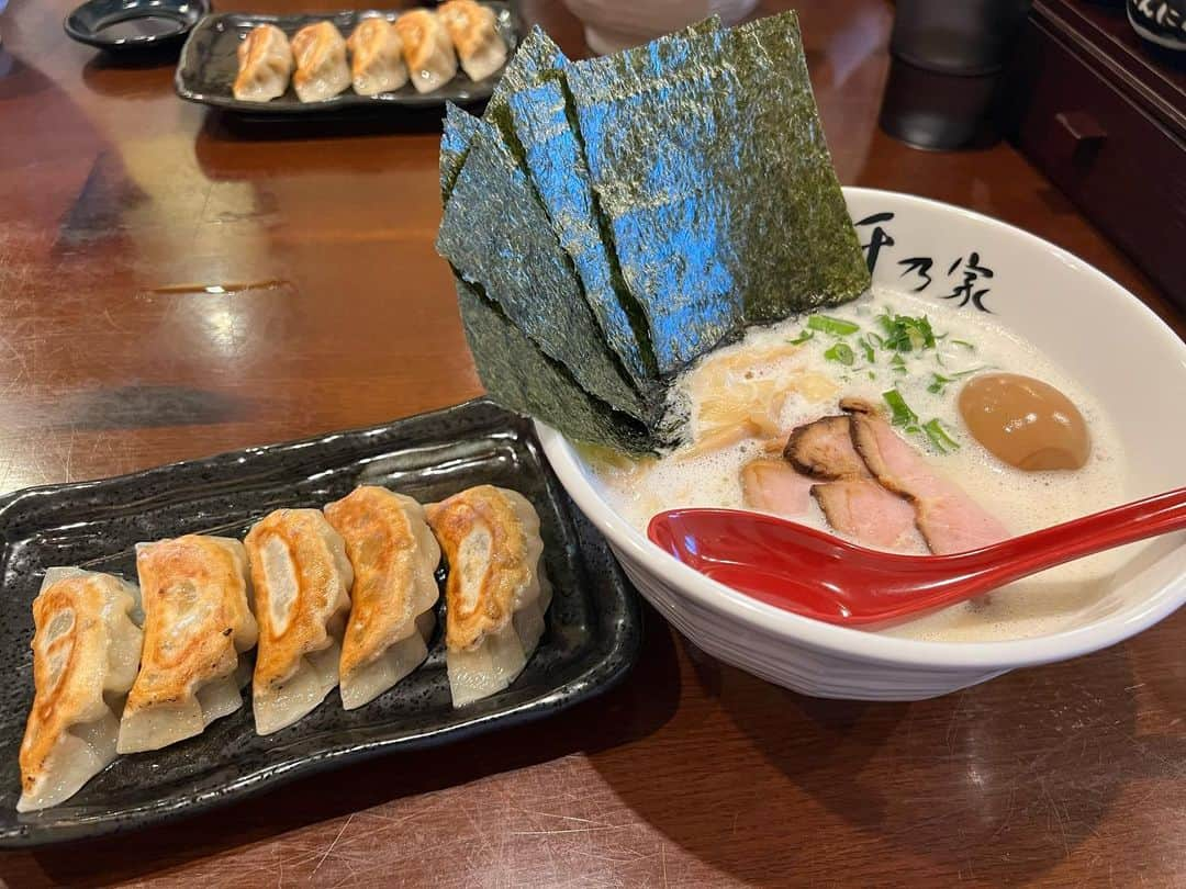 飯田貴之さんのインスタグラム写真 - (飯田貴之Instagram)「.  千葉市緑区にこの夏オープンした「千乃家」  まろやかで甘みのあるスープが初めてで美味しかった。 麺は細め固め。  ラーメンって無性に食べたくなるときあるよね。 また行こ。」10月26日 17時46分 - takayukiiidaphoto