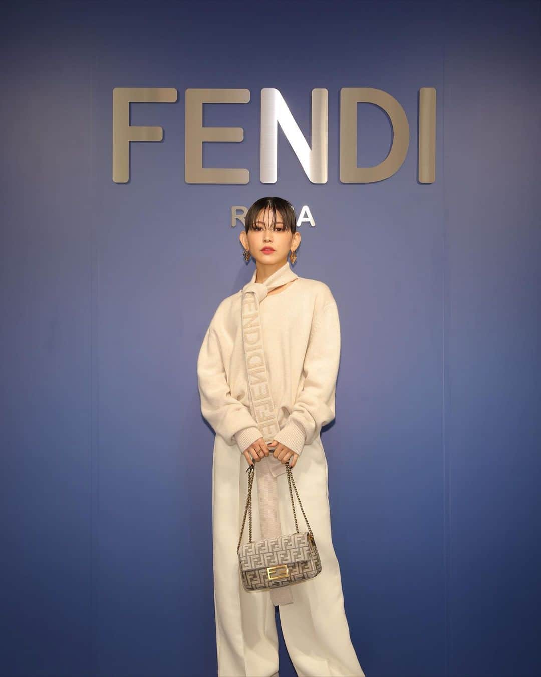 のインスタグラム：「@fendi WINTER COLLECTION ⛸️❄️ ネクタイ巻きできるtopsだったり ジェンダーレスに着用できるシルエット、サイズが美しい:)  #PR #FendiWinter  hair @haruna_yasumitsu」