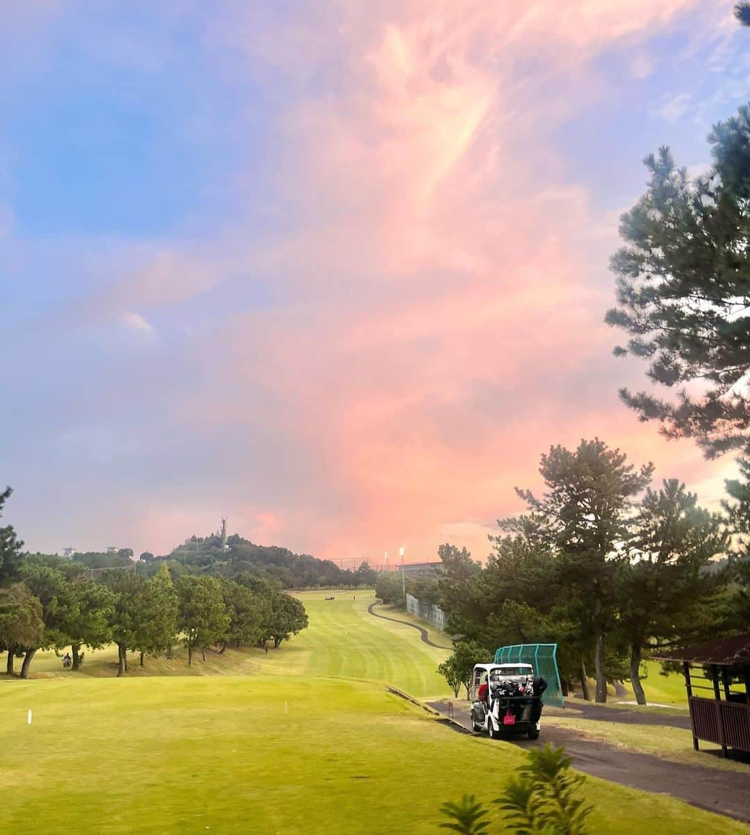 はにゅんさんのインスタグラム写真 - (はにゅんInstagram)「昨日はGOLF TODAY GTバーディーズの練習ラウンドに行ってきました⛳️  普段のレッスンでフォームを改善してもらったので、 思っていたよりミスは無かったけれど、、 沢山走り回った〜〜〜😂  ラフやバンカーはコースに出ないとなかなか出来ないので とても勉強になりました🏌️‍♀️  来週からまた練習頑張ります！  @golftoday_japan  @golftoday_birdies   #golftoday  #GTバーディーズ #ゴルフトゥデイ #鎌倉パブリックゴルフ場 #ゴルフコーデ #ゴルフ女子 #ゴルフ初心者」10月26日 17時58分 - hanyu_nanoka_