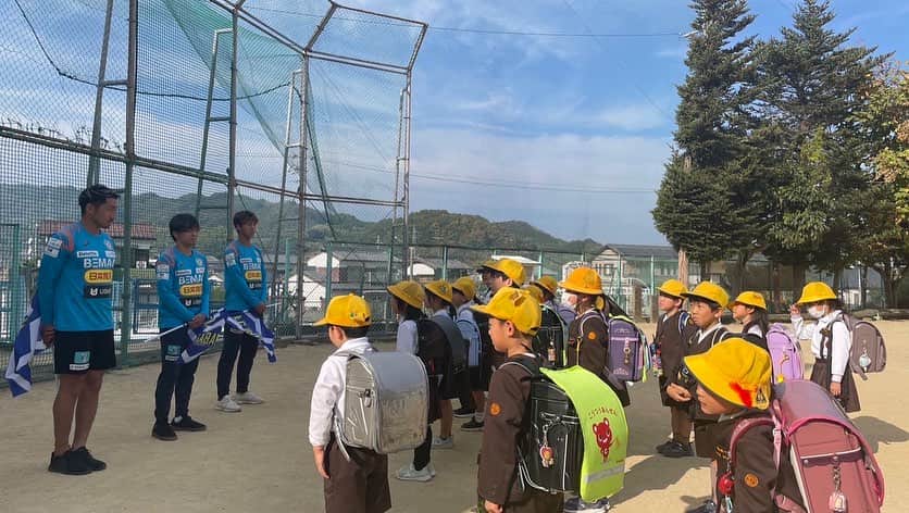 櫻内渚さんのインスタグラム写真 - (櫻内渚Instagram)「あいさつ運動＆みまもる運動 今日は鴨部小学校。 安全に帰りましょう😁  #fc今治 #突き進め光射す方へ #鴨部小学校 #次はどこの学校かな」10月26日 17時51分 - sakurauchi_nagisa