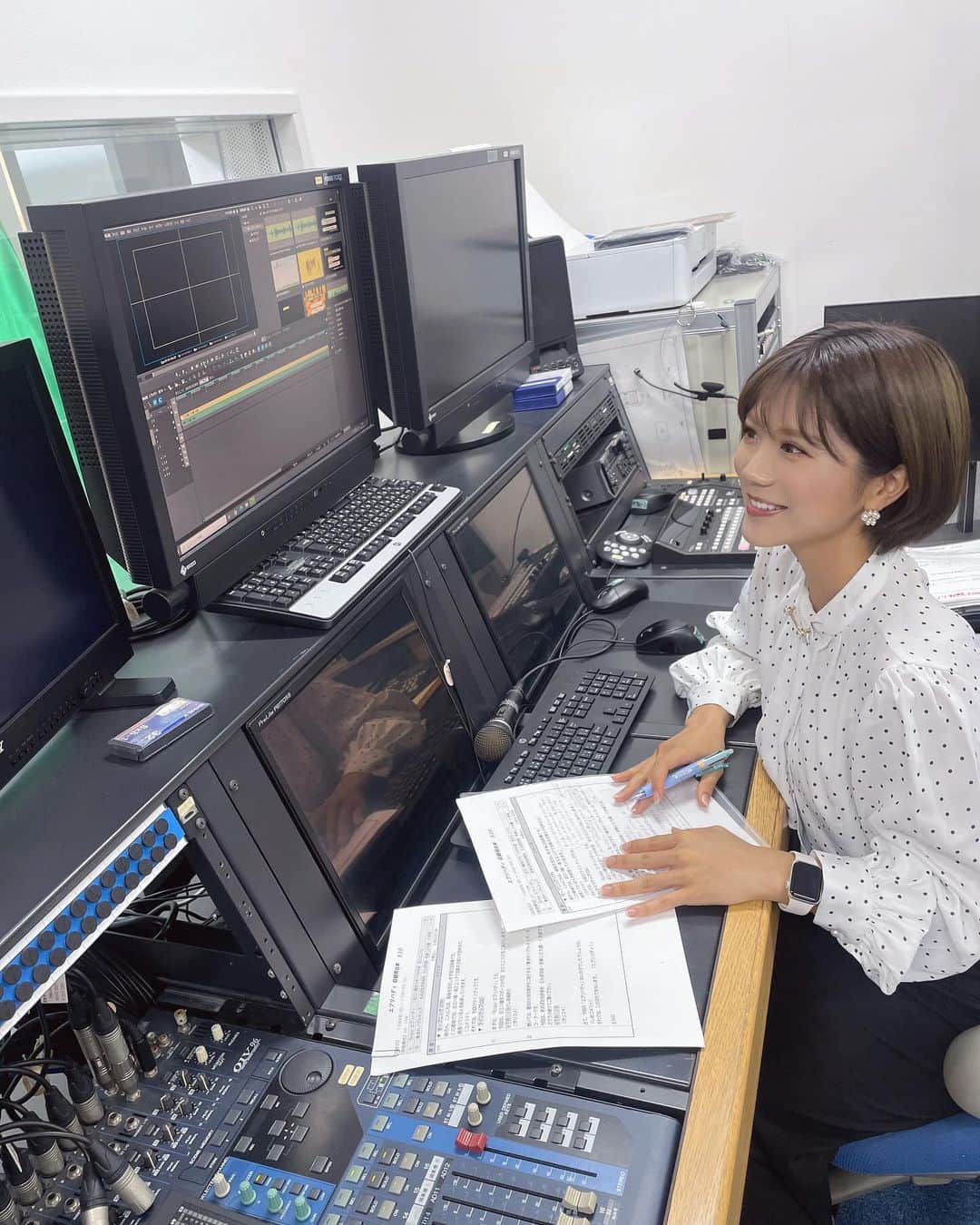 海江田麻貴さんのインスタグラム写真 - (海江田麻貴Instagram)「ㅤㅤㅤㅤㅤ ㅤㅤㅤㅤㅤ ㅤㅤㅤㅤㅤㅤㅤㅤㅤㅤ VTRに対してその場でコメントを考えたり、 ロケで自分なりのオープニングトークをさせて貰うのが 最初はとても苦手だったけれど、 ㅤㅤㅤㅤ今では楽しみになりつつあります🤭どんなんくるかなぁ！って ㅤㅤㅤㅤㅤ ㅤㅤㅤㅤㅤ 用意された原稿をしっかり読むのも好きだけど、 やっぱり自分の思ったことや気持ちを素直に表現させてもらえる のがほんとうに楽しいしうれしい🥳 ㅤㅤㅤㅤㅤ ㅤㅤㅤㅤㅤ 自分らしさを評価してもらえたときの喜びはひとしおだし、 この仕事を選んで良かったなって思います☺︎  ㅤㅤㅤㅤㅤ ㅤㅤㅤㅤㅤ 天職だと思う！🤍 沢山迷ったしㅤㅤㅤㅤㅤ不安でいっぱいやったけど就職せんって決めた あの頃の自分に大丈夫やで〜てゆうてあげたい☺︎ 好きって最強  ㅤㅤㅤㅤㅤ ㅤㅤㅤㅤㅤ あとちっちゃい頃から本をたくさん読み聞かせてくれた お母さんにも感謝🩶もっと言葉を磨けるように努力します💡 ㅤㅤㅤㅤㅤ ㅤㅤㅤㅤㅤㅤㅤㅤㅤㅤ  ㅤㅤㅤㅤㅤ  ㅤㅤㅤㅤㅤ ㅤㅤㅤㅤㅤ ㅤㅤㅤㅤㅤ ㅤㅤㅤㅤㅤㅤㅤㅤㅤㅤㅤㅤㅤㅤㅤㅤㅤㅤㅤㅤㅤㅤㅤㅤㅤㅤㅤㅤㅤㅤㅤㅤㅤㅤㅤㅤㅤㅤㅤㅤ#情報番組 #ZTV #エブリバディ #キャスター #タレント #リポーター #滋賀 #リボンブラウス #女子アナコーデ #近江八幡 #滋賀 #biwako #japanesegirl #日本女孩 ㅤㅤㅤㅤㅤ#アナウンサー」10月26日 17時51分 - _makiii0924_